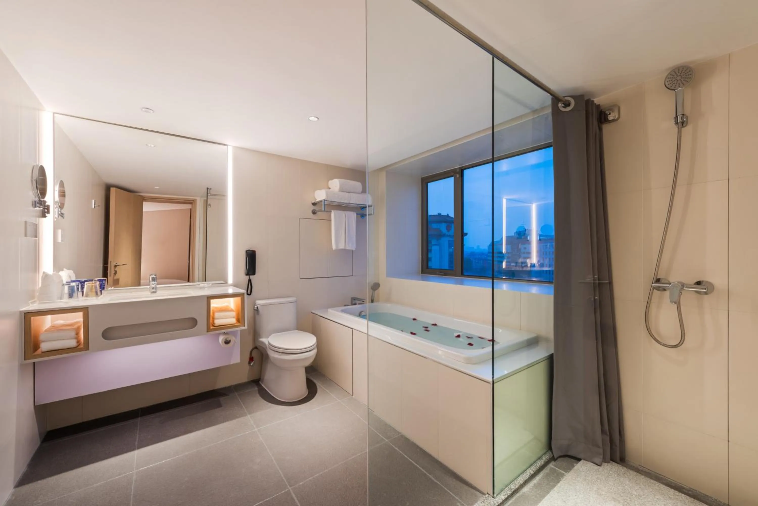 Bathroom, Bed in Sunworld Hotel Wangfujing