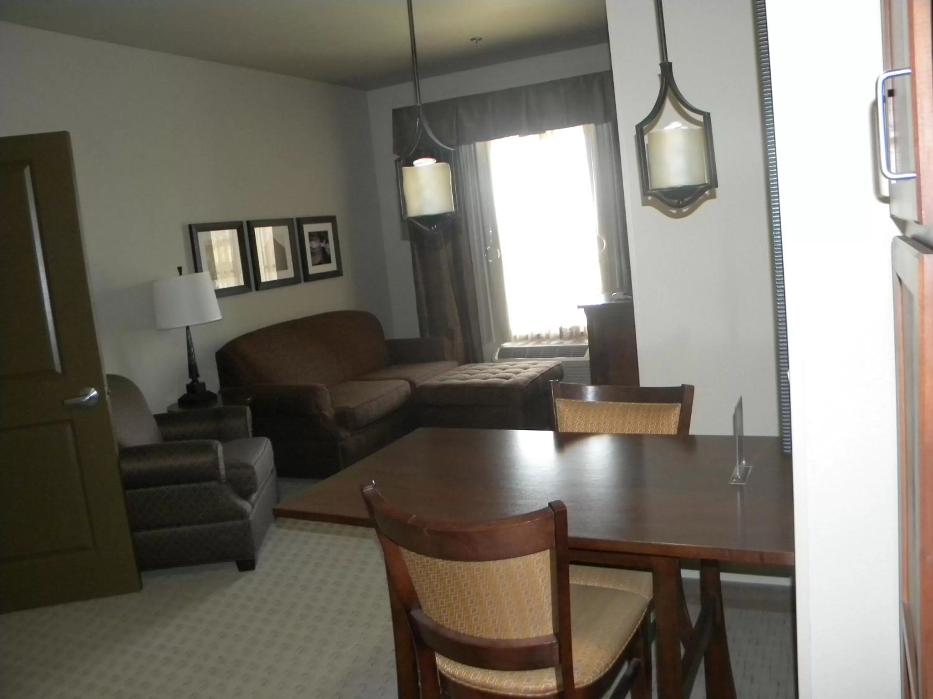 Dining area in Teddy's Residential Suites Watford City
