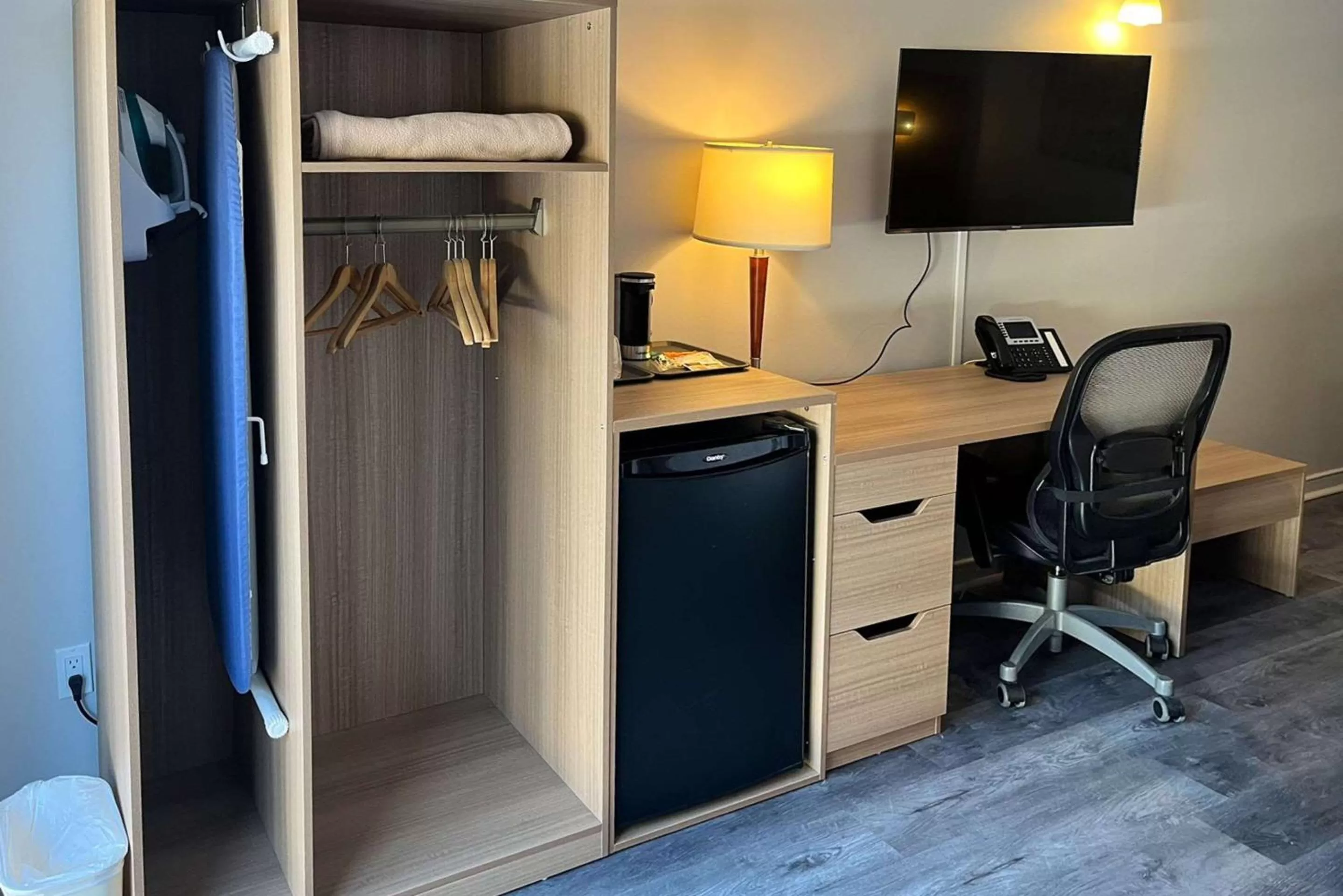 Bedroom in Econo Lodge Airport Quebec