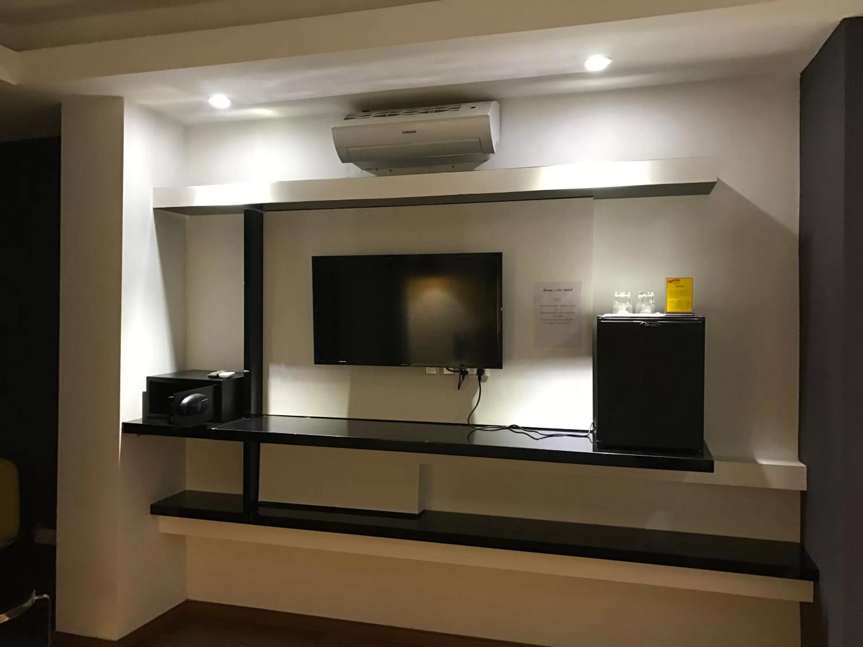 TV and multimedia in Benny's City Hotel