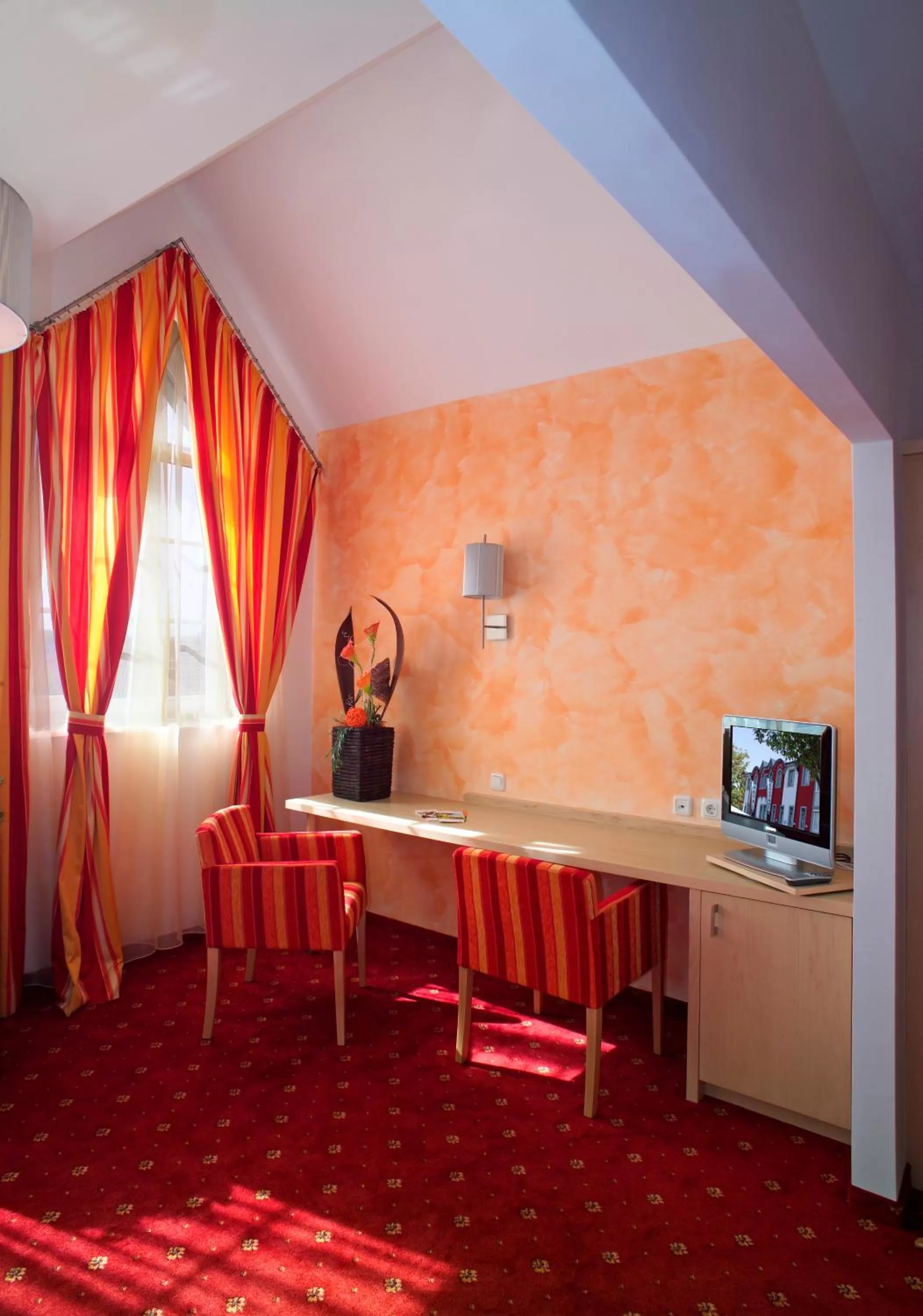 Seating area in Hotel Restaurant Wallner I contactless check-in