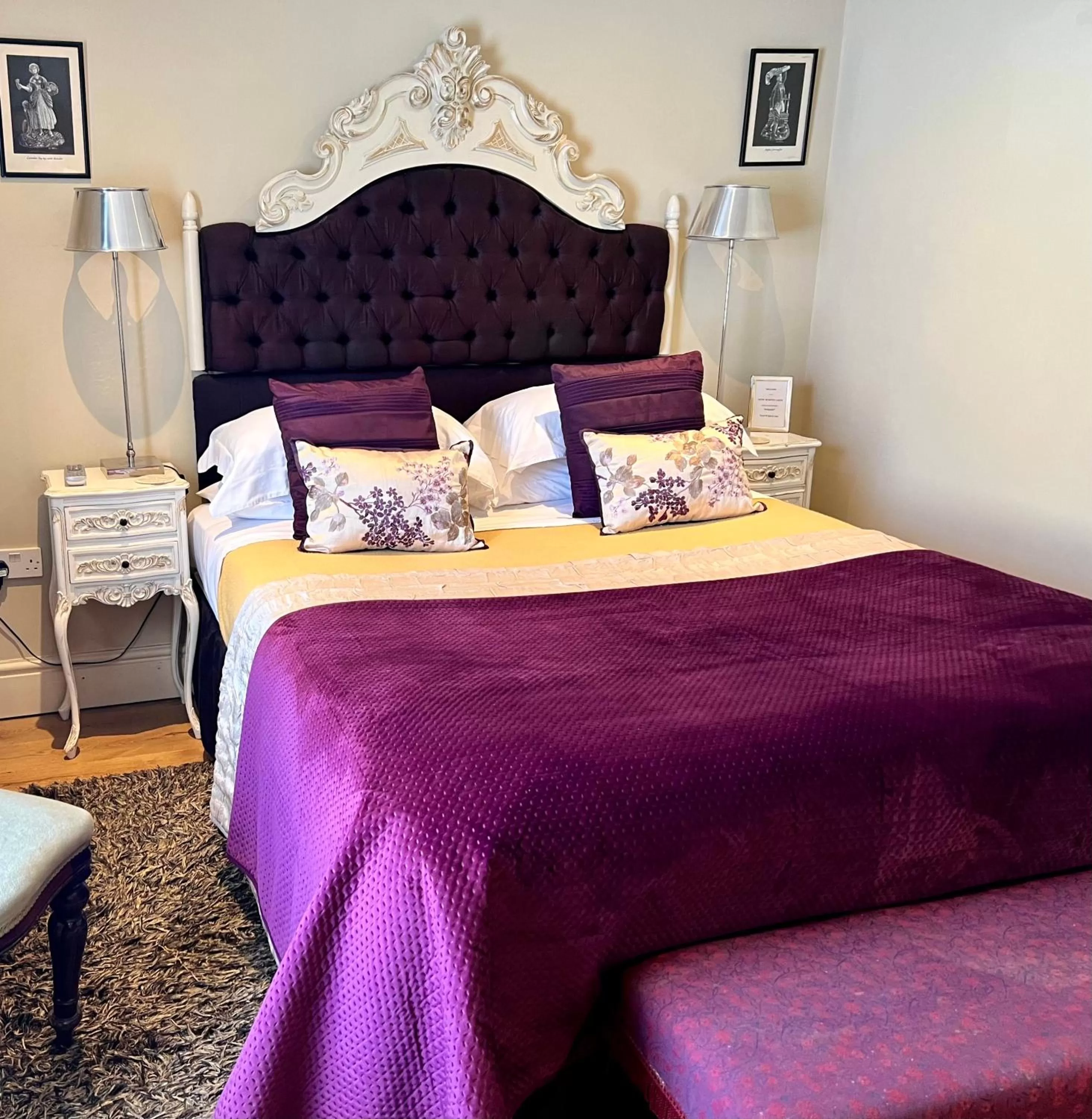 Bedroom, Bed in The New White Lion