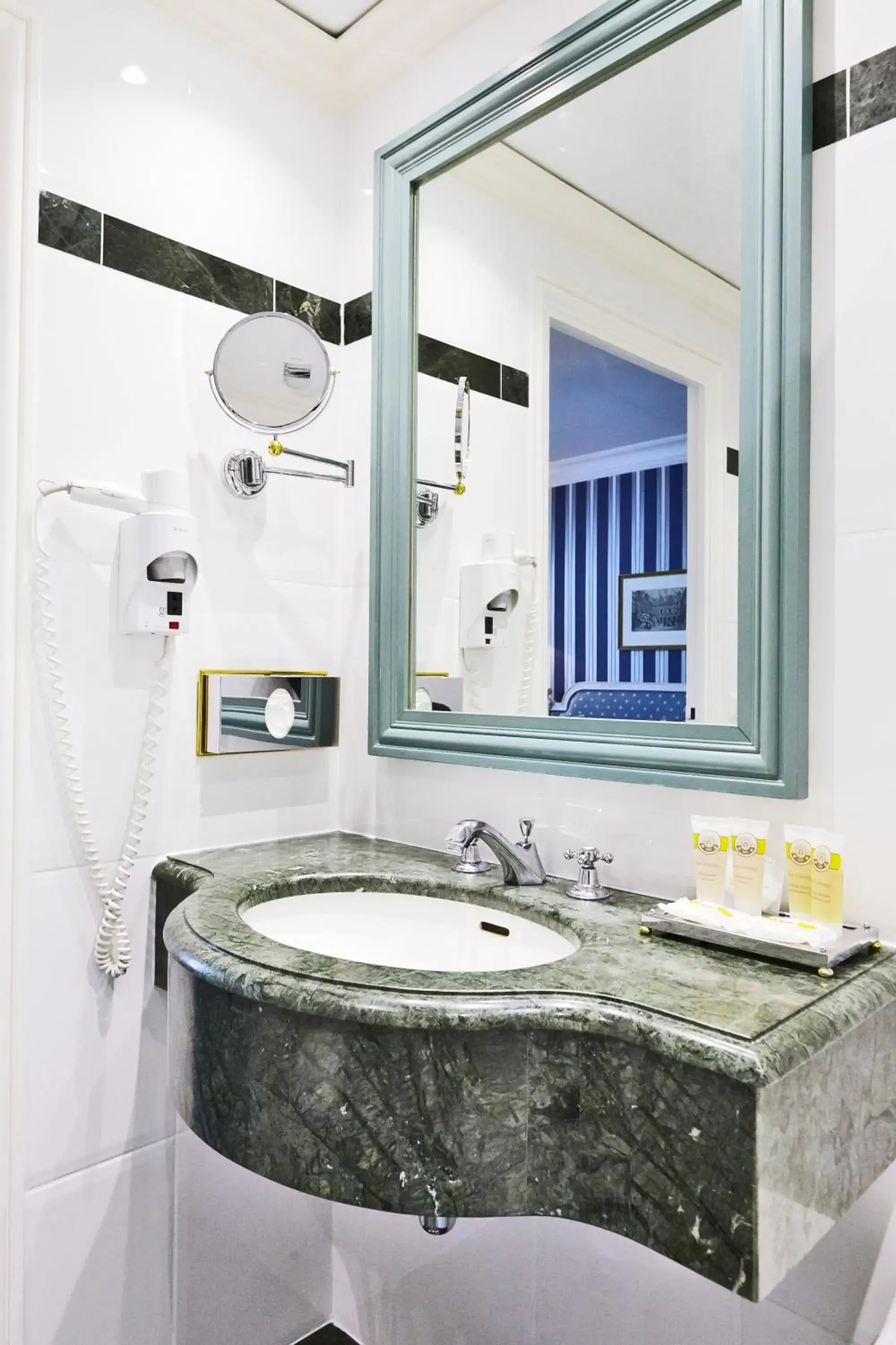 Classic Double Room in Golden Tulip Washington Opera Classic Double Room in Golden Tulip Washington Opera