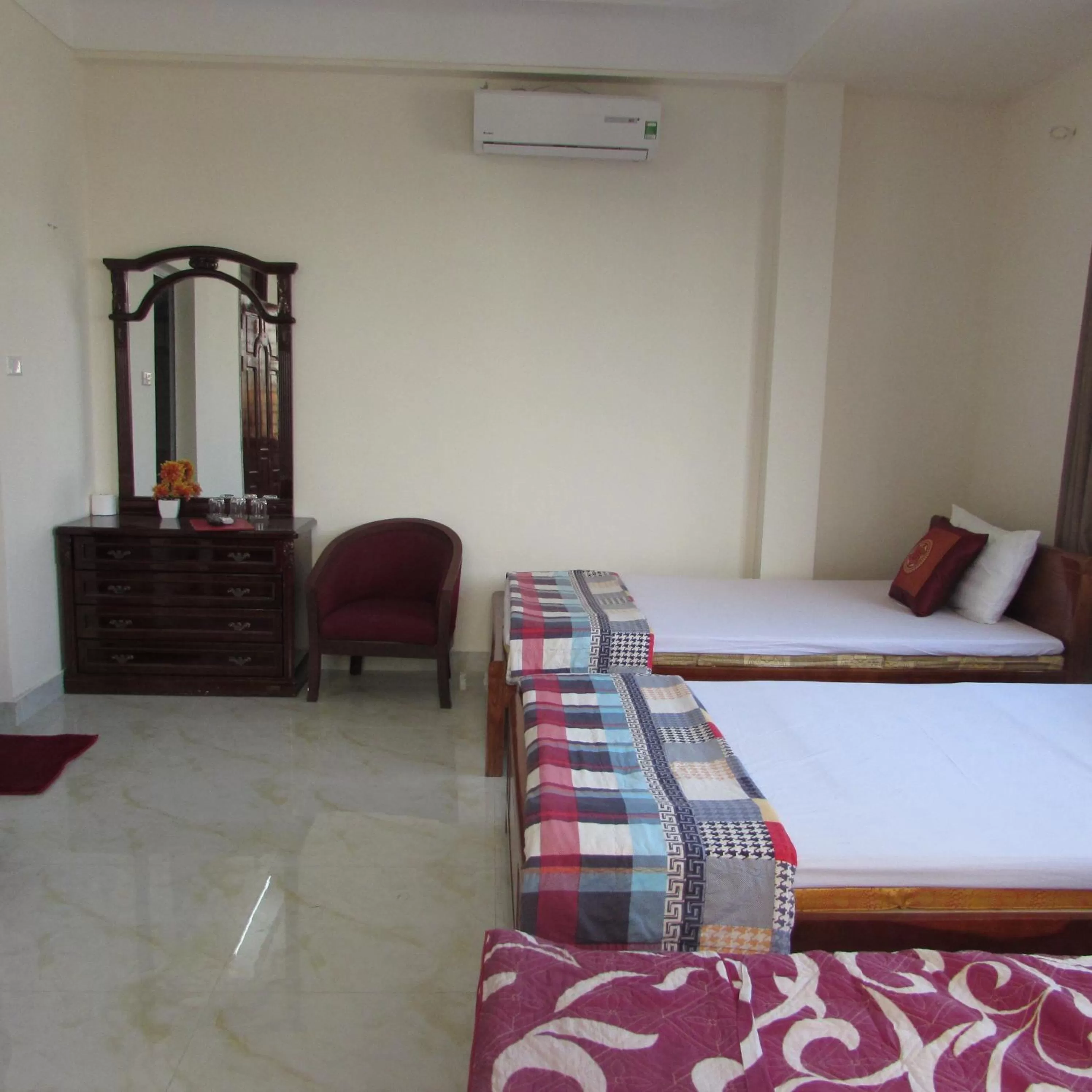 Bedroom, Bed in Viet Nhat Halong Hotel - Bai Chay