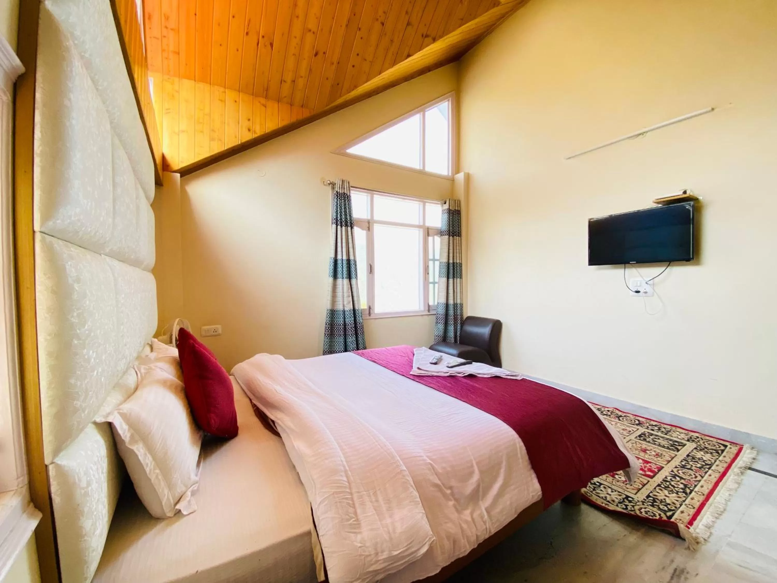 TV and multimedia, Bed in Sai Cottage Shimla