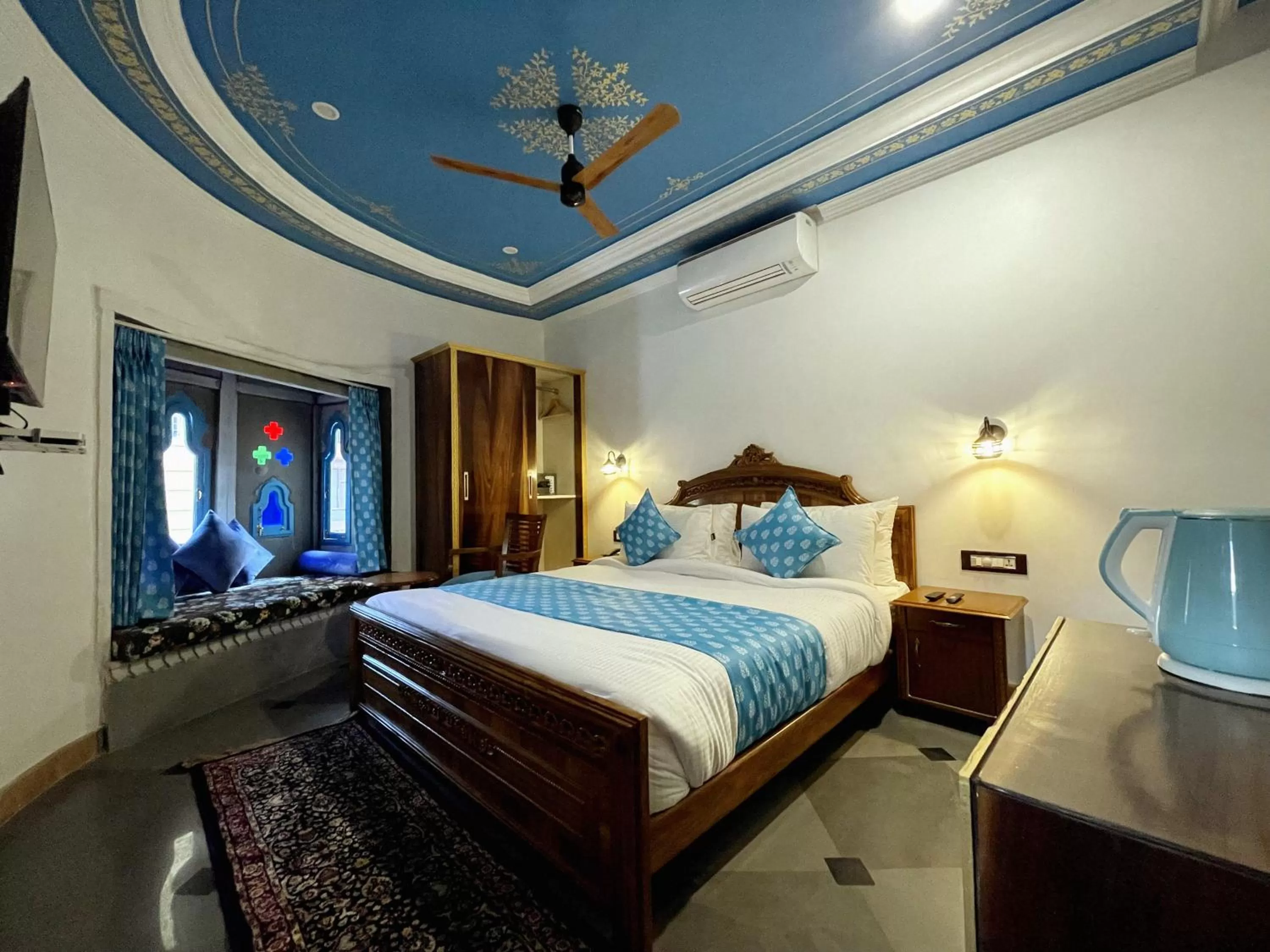 Photo of the whole room, Bed in AAJ HAVELI - Pichola Lake Facing Hotel