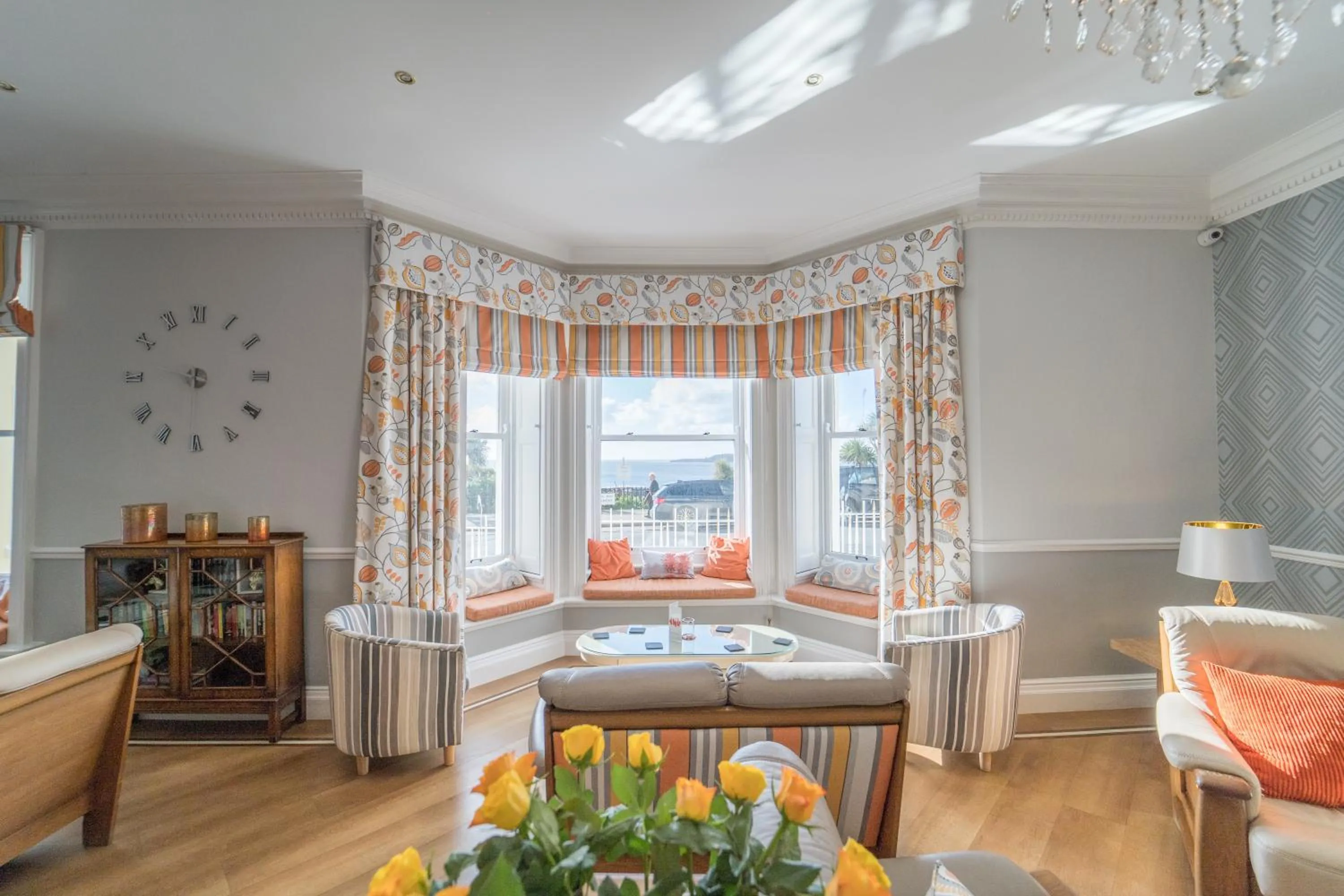 Lounge or bar, Bed in Atlantic Hotel