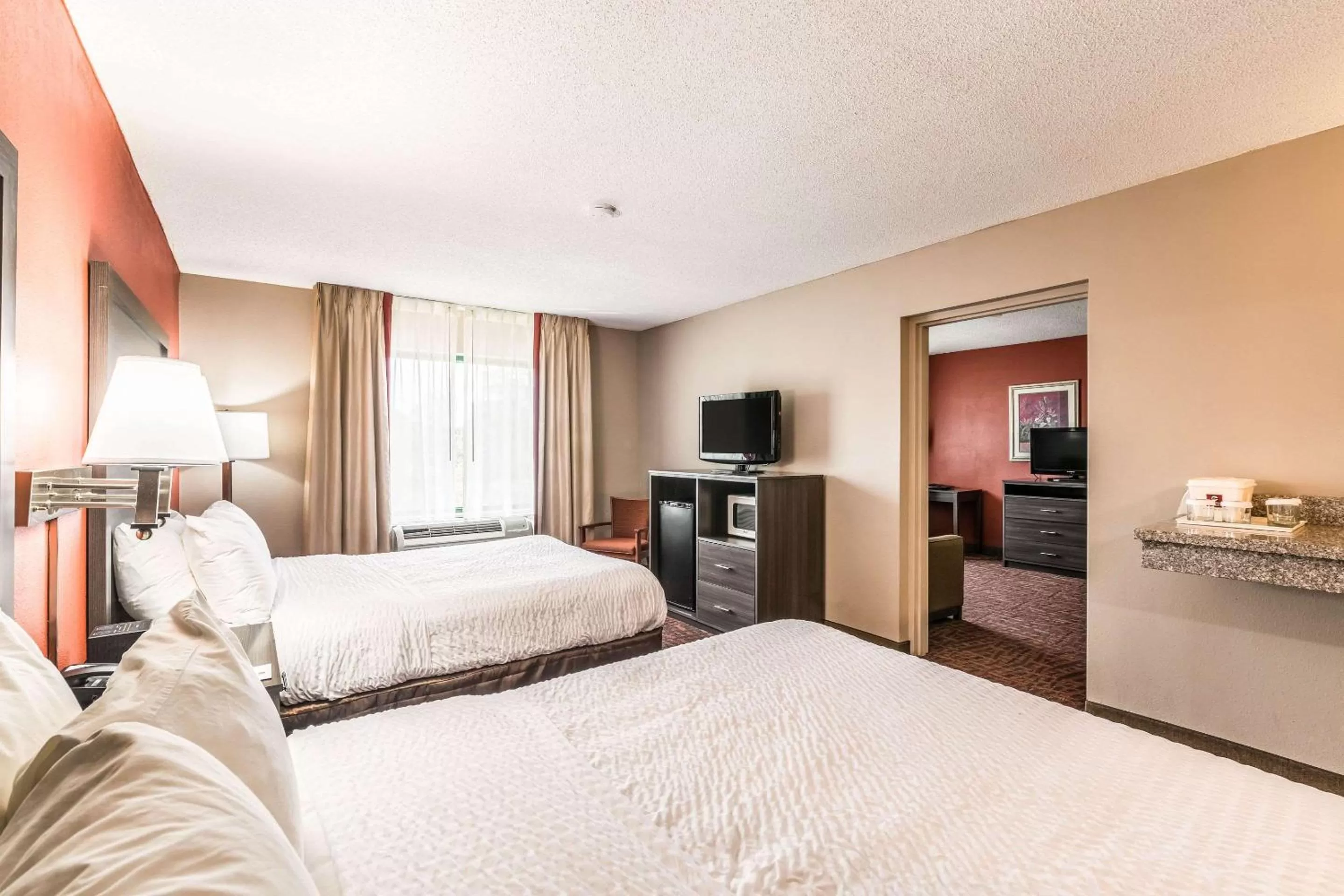 Photo of the whole room, Bed in Lake Norman Inn and Suites