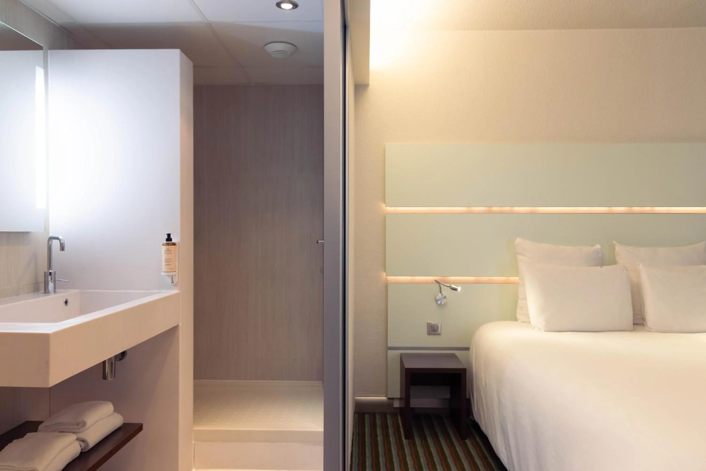 Bedroom, Bed in Mercure Paris Ivry Quai De Seine