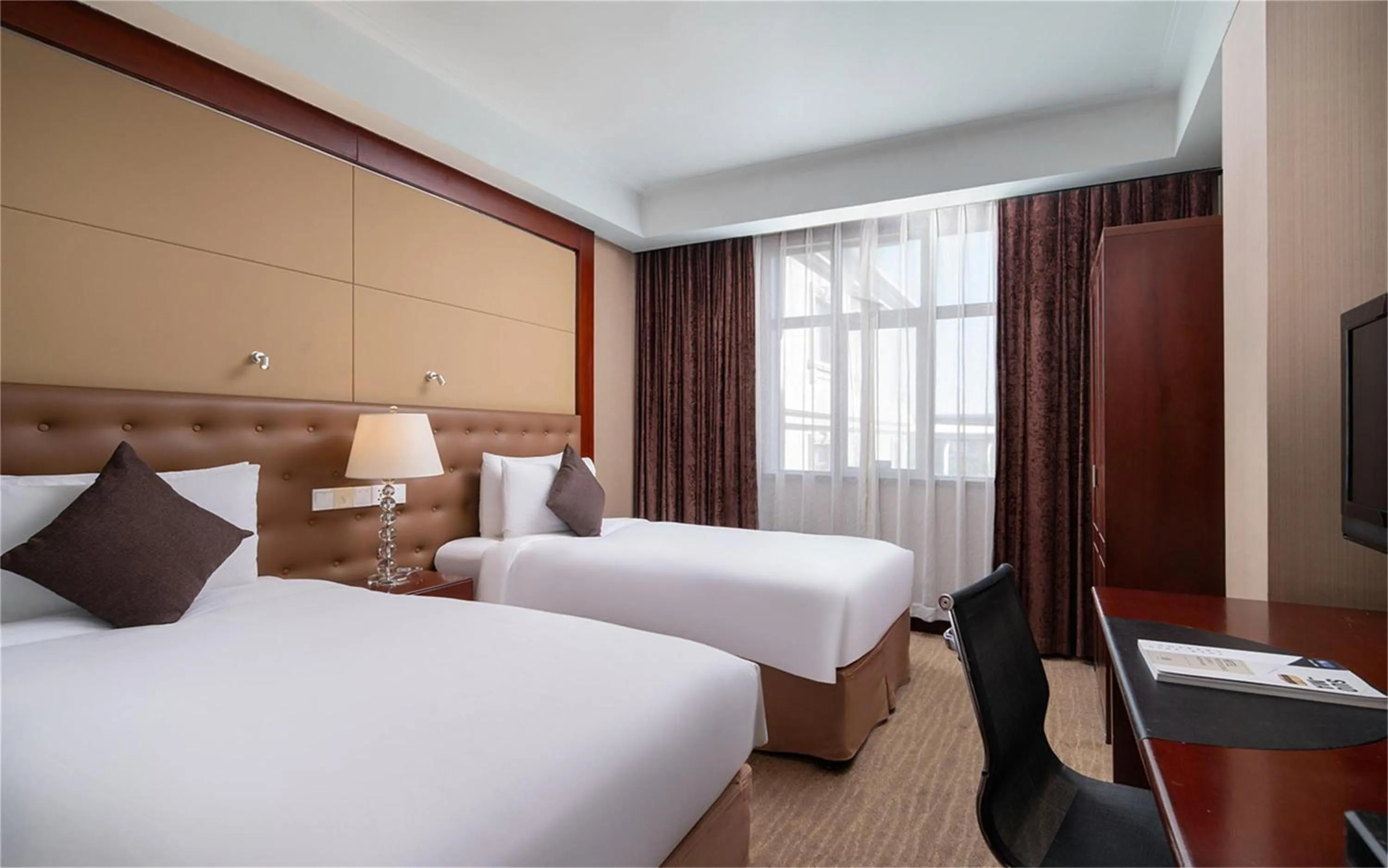 Photo of the whole room, Bed in Wyndham Shanghai Hongqiao-Near NECC
