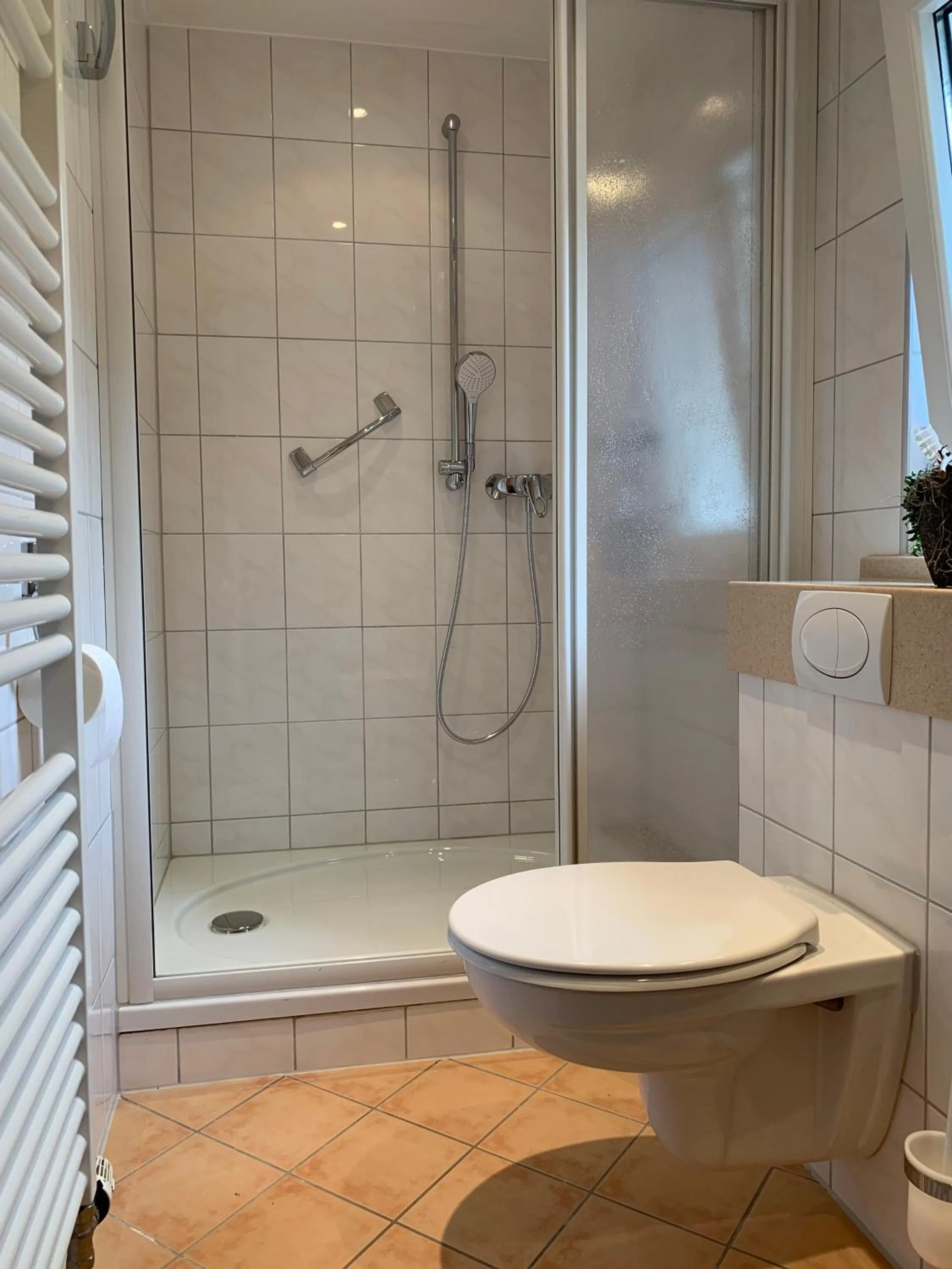 Shower in Stumbergers Hotel - free parking -