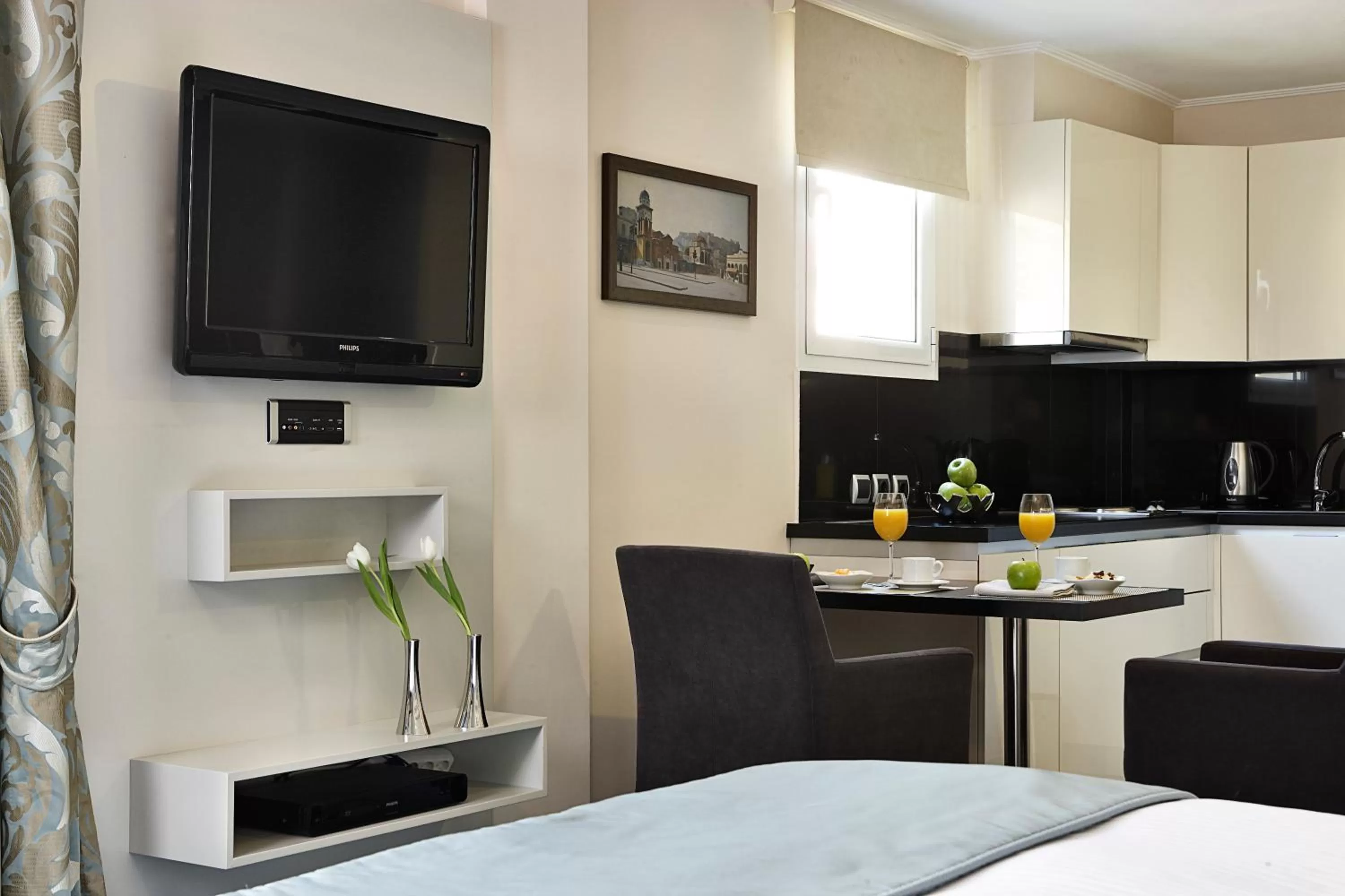 TV and multimedia in Ava Hotel and Suites