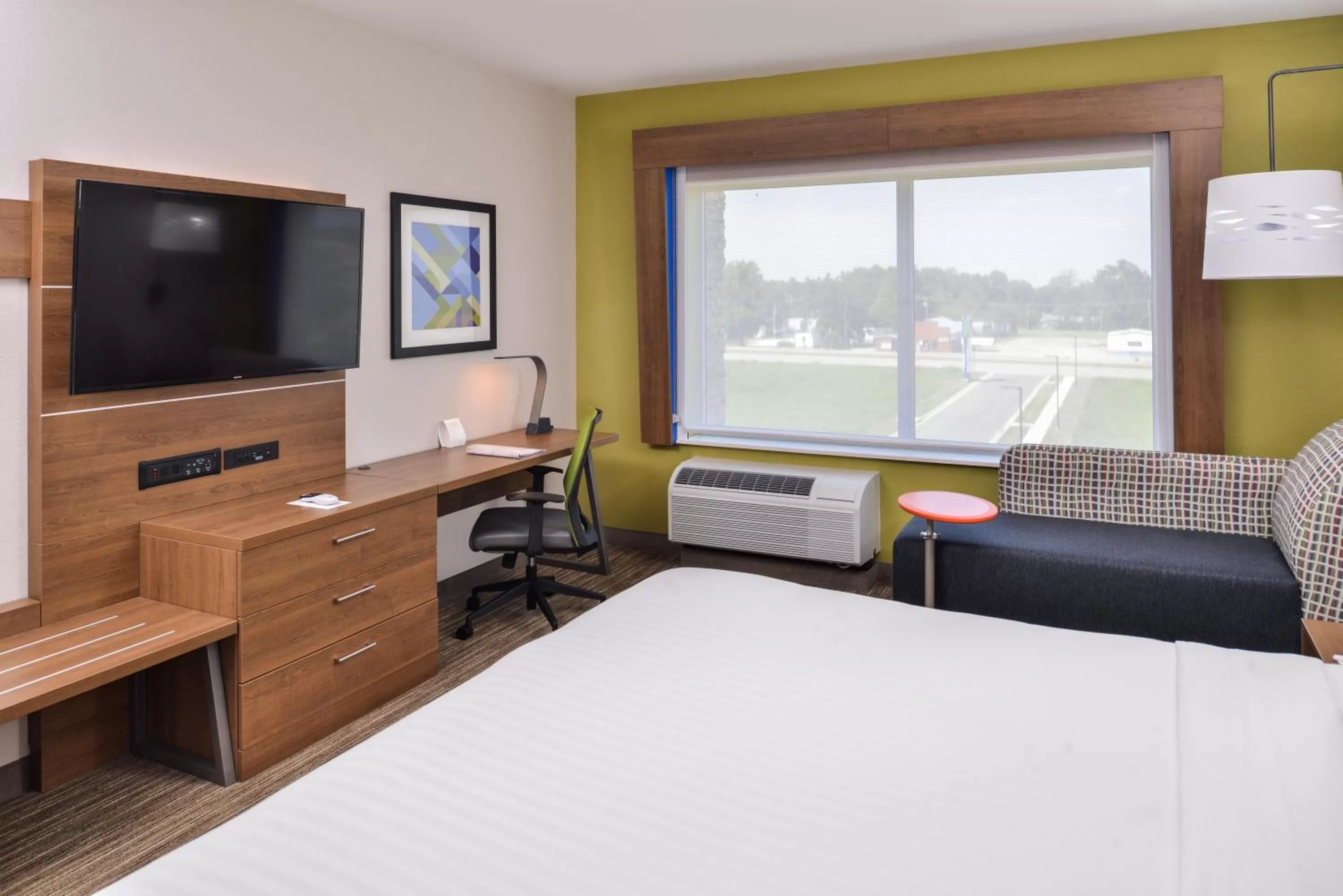 Photo of the whole room, Bed in Holiday Inn Express & Suites - Siloam Springs by IHG