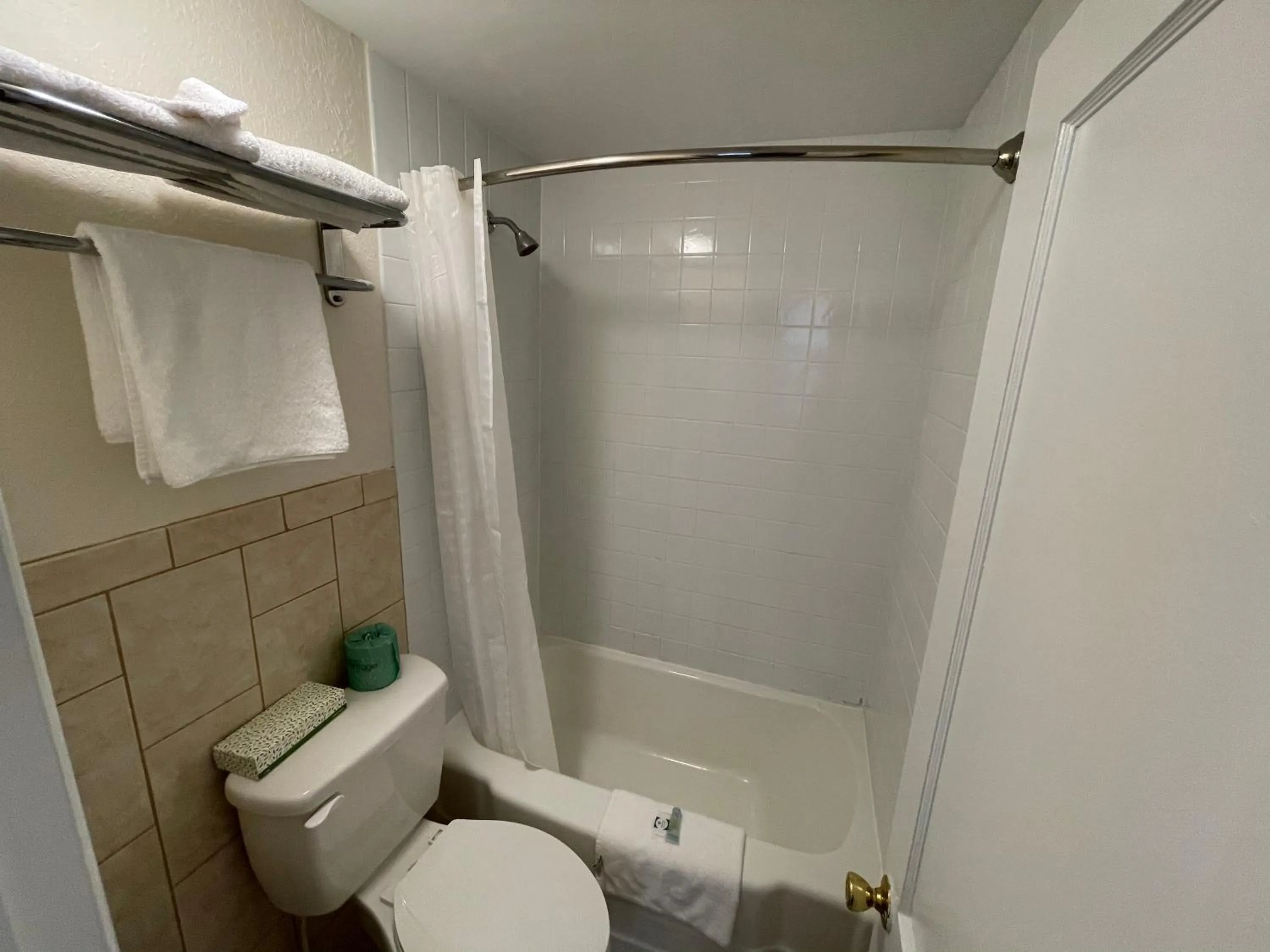 Bathroom in Wildwood Inn Hotel Travelodge Beach & Boardwalk