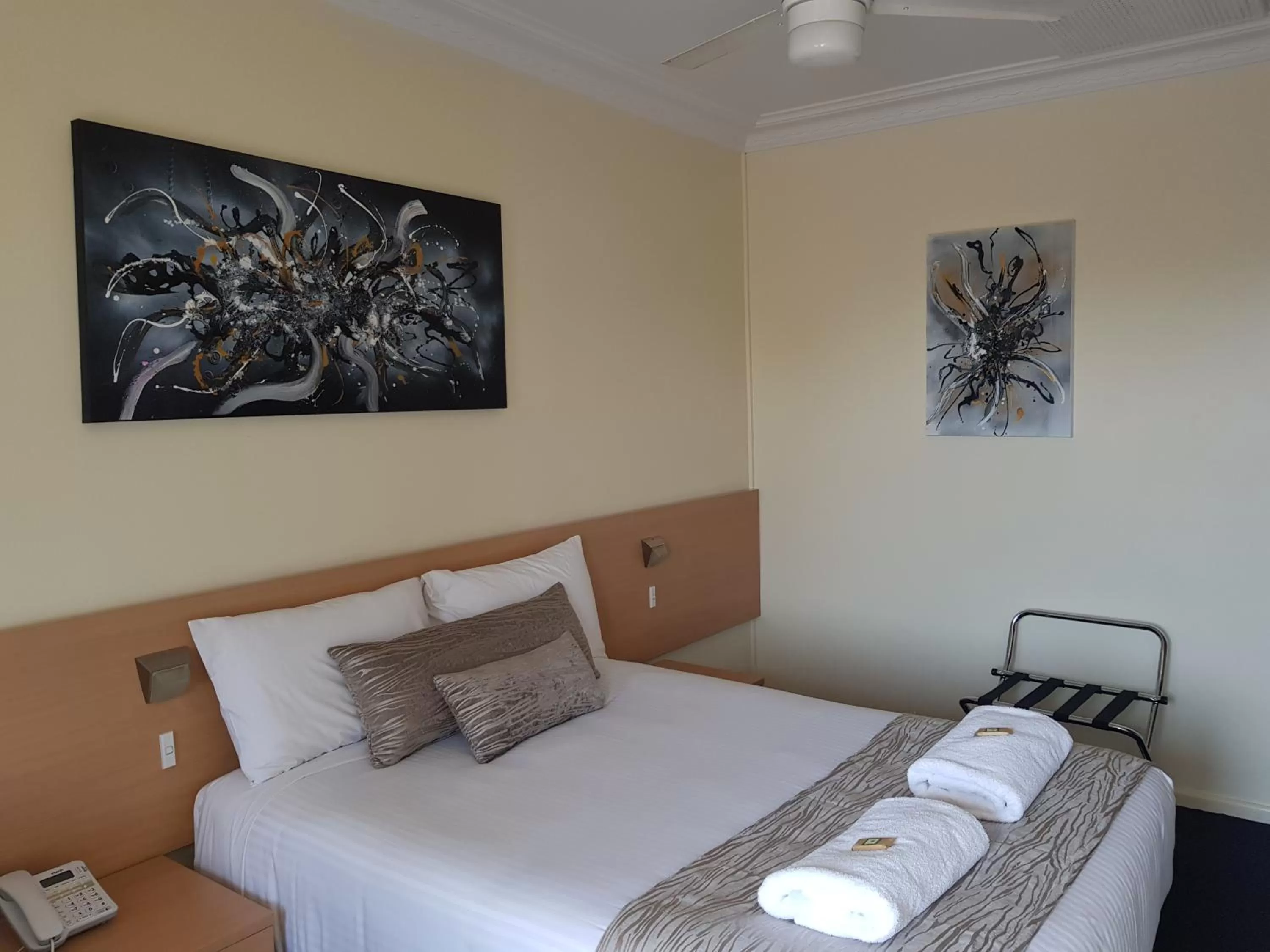 Bed in Maitland City Motel