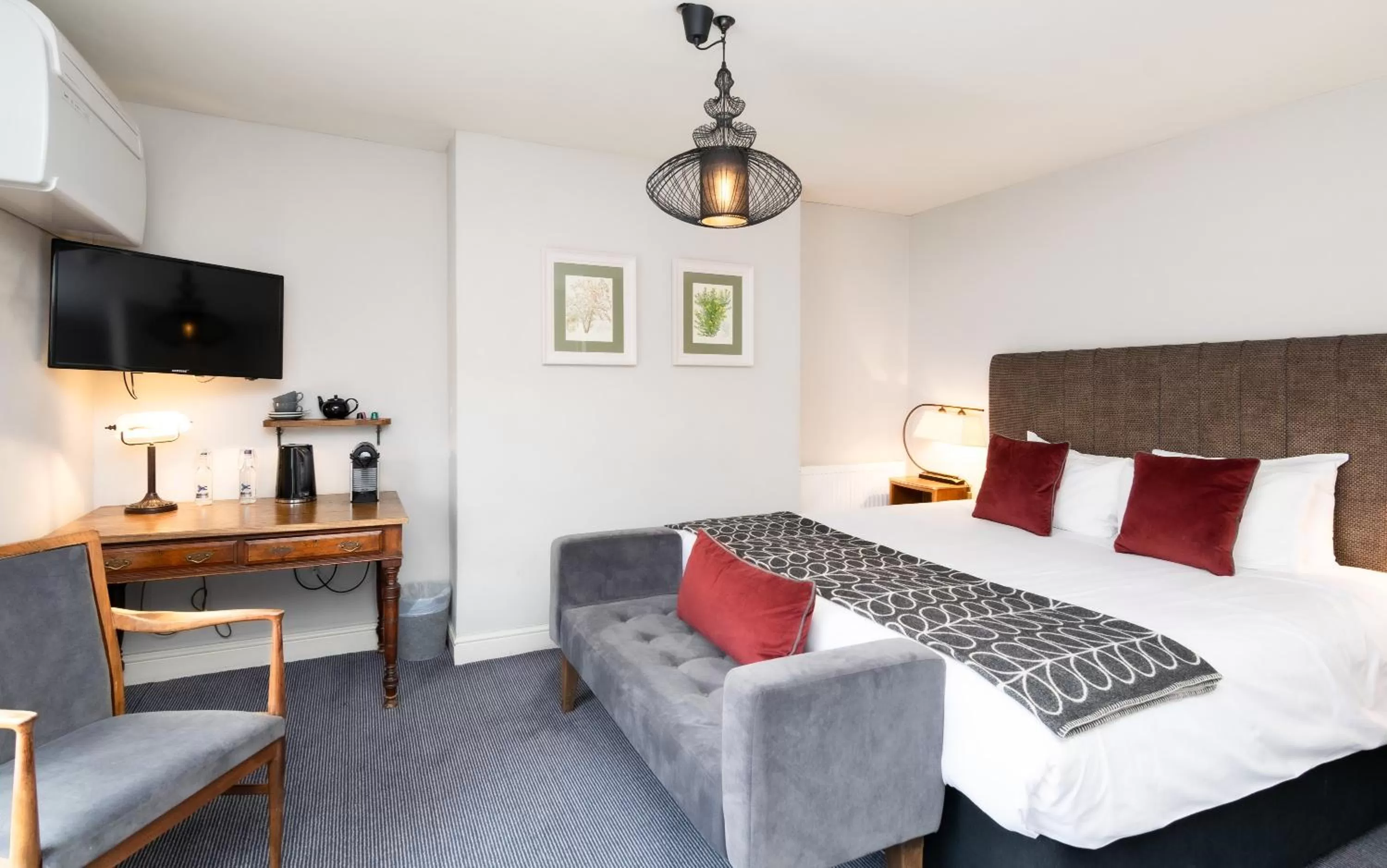 Communal lounge/ TV room, Bed in Tulse Hill Hotel