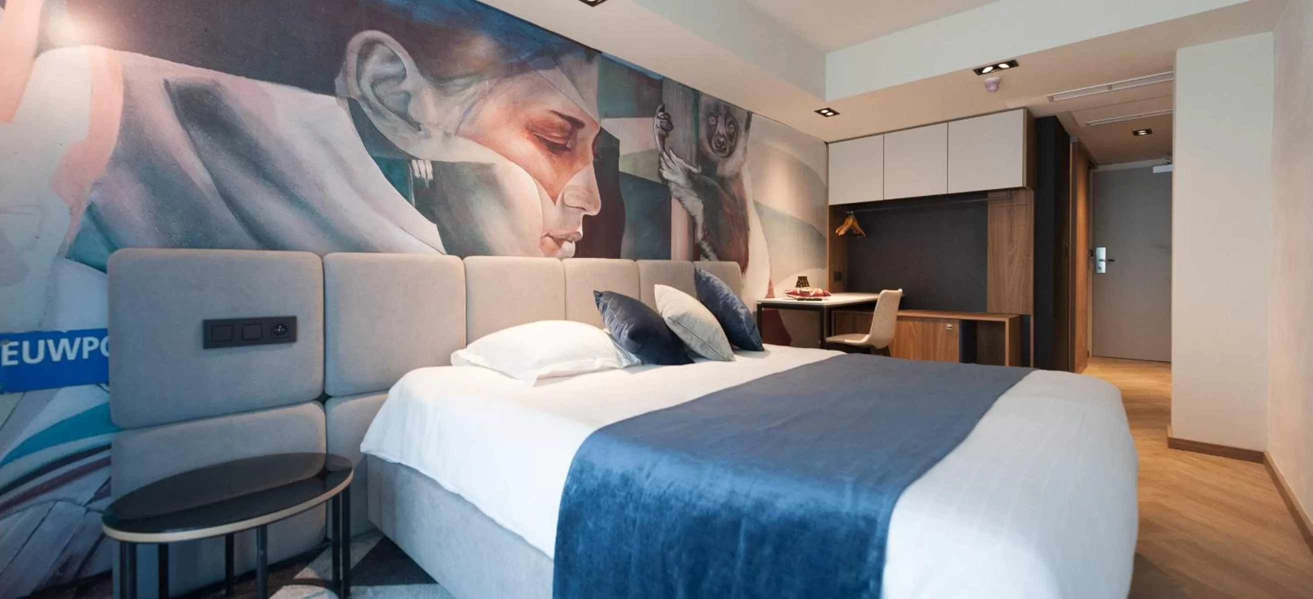 Photo of the whole room, Bed in Ostend Hotel