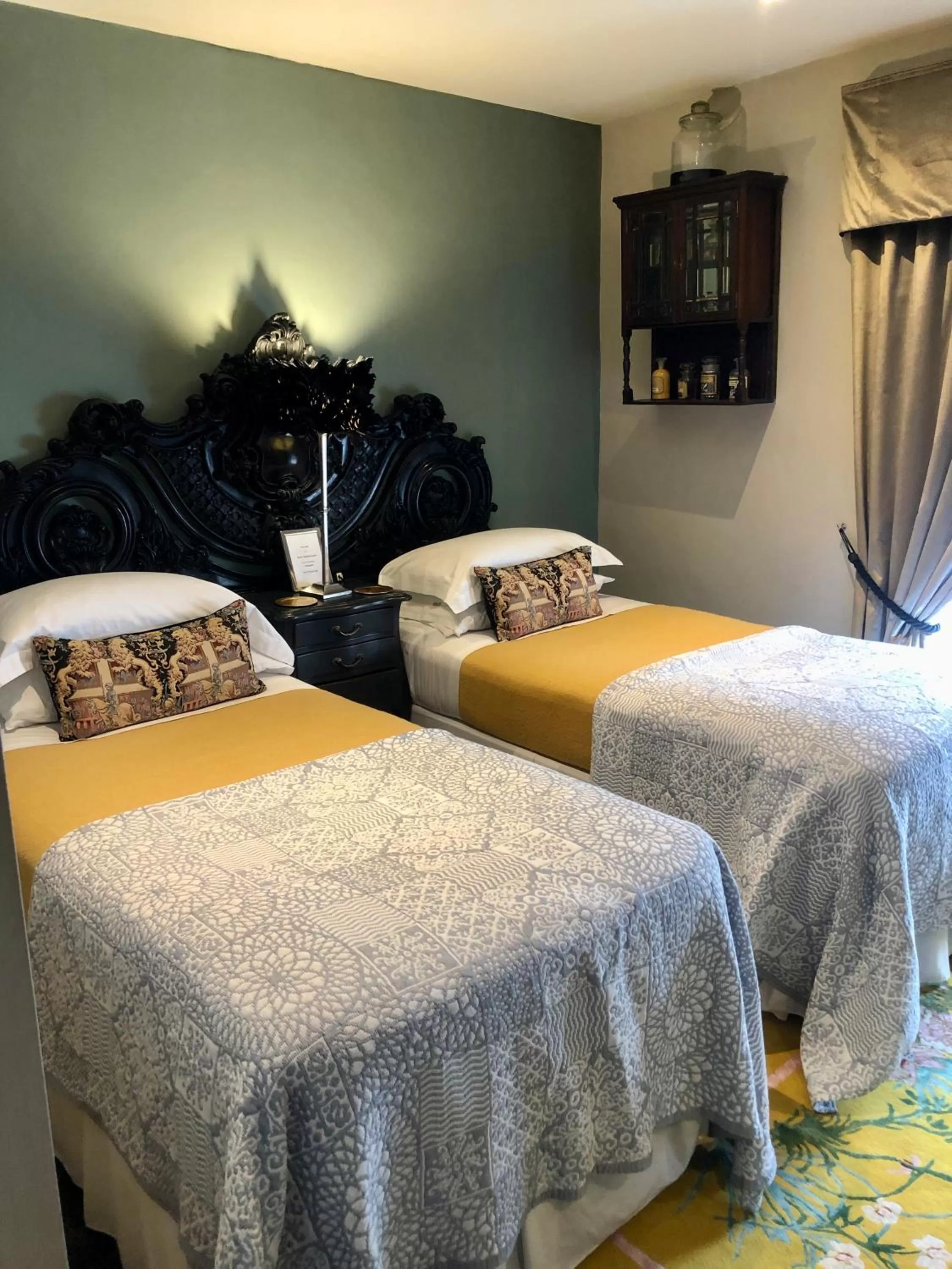 Bedroom, Bed in The New White Lion