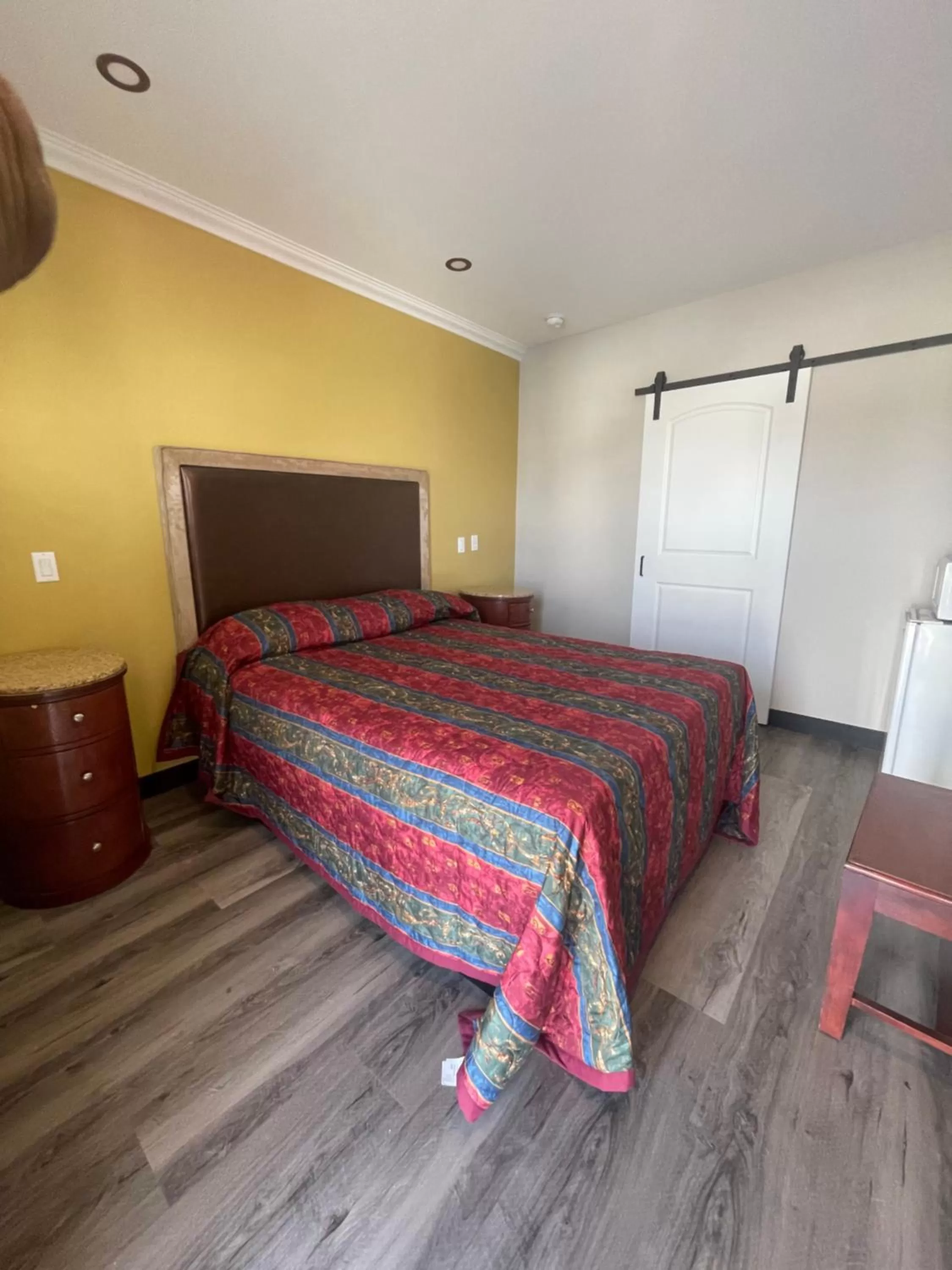 Photo of the whole room, Bed in Stadium Inn & Spas