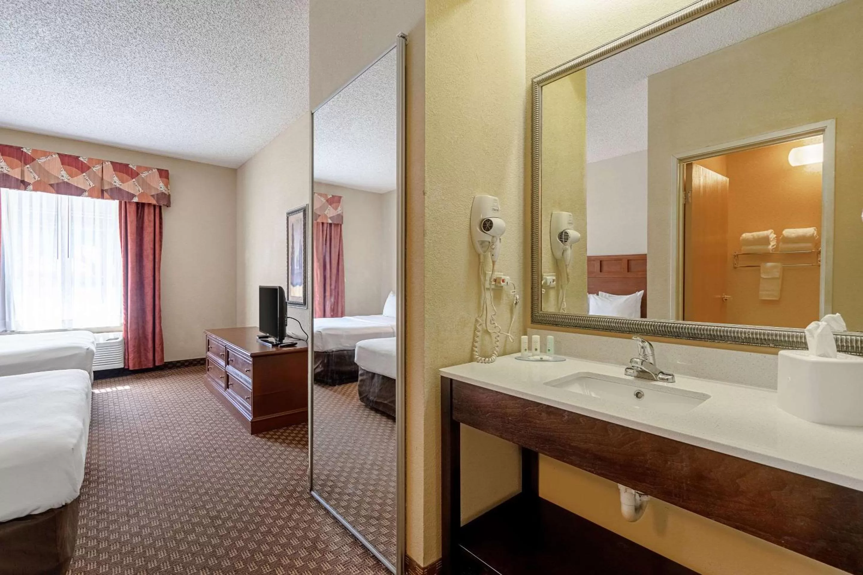 Bathroom, Bed in Quality Suites San Antonio Northeast