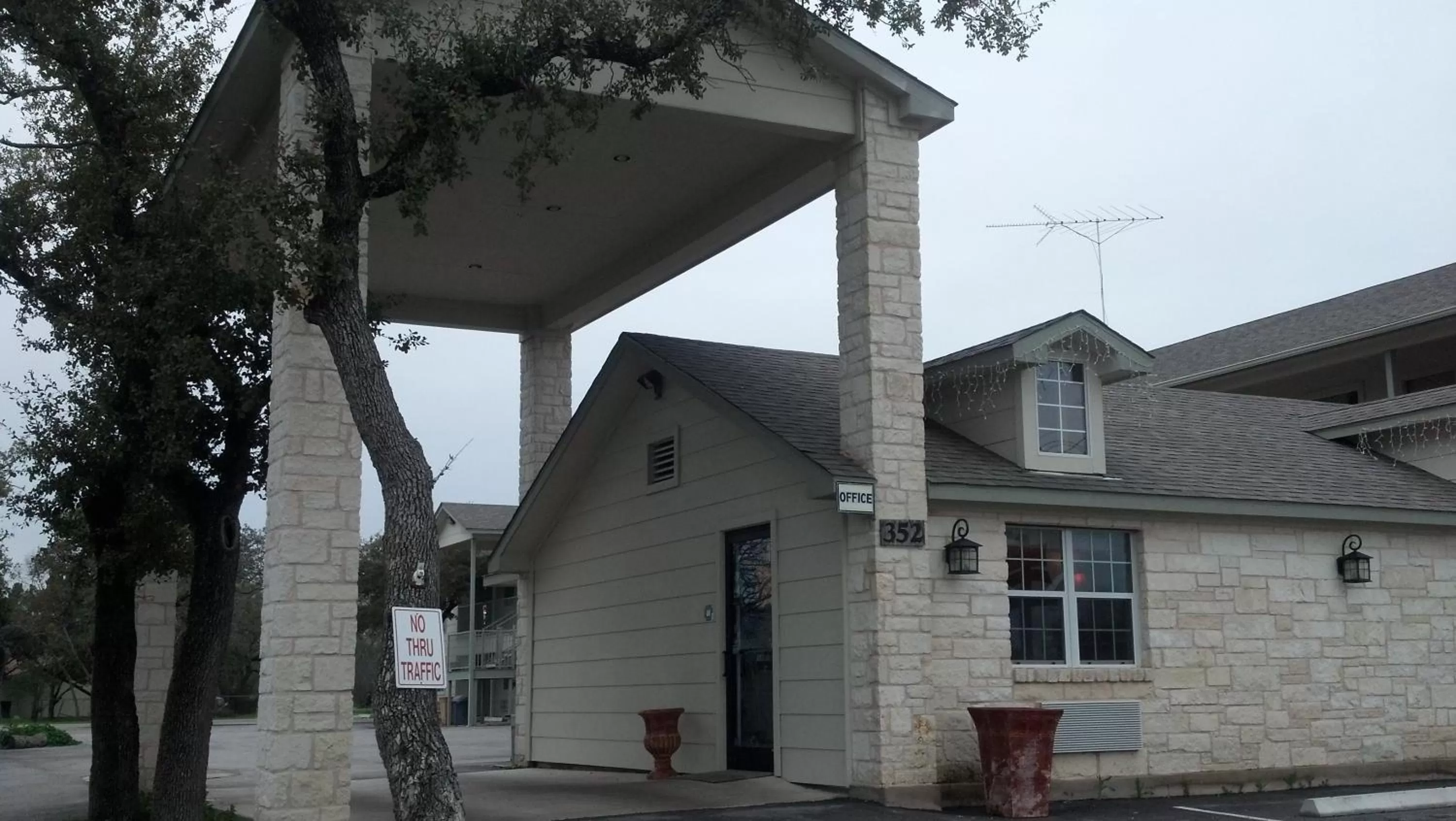 Facade/entrance in Cedar Creek Inn