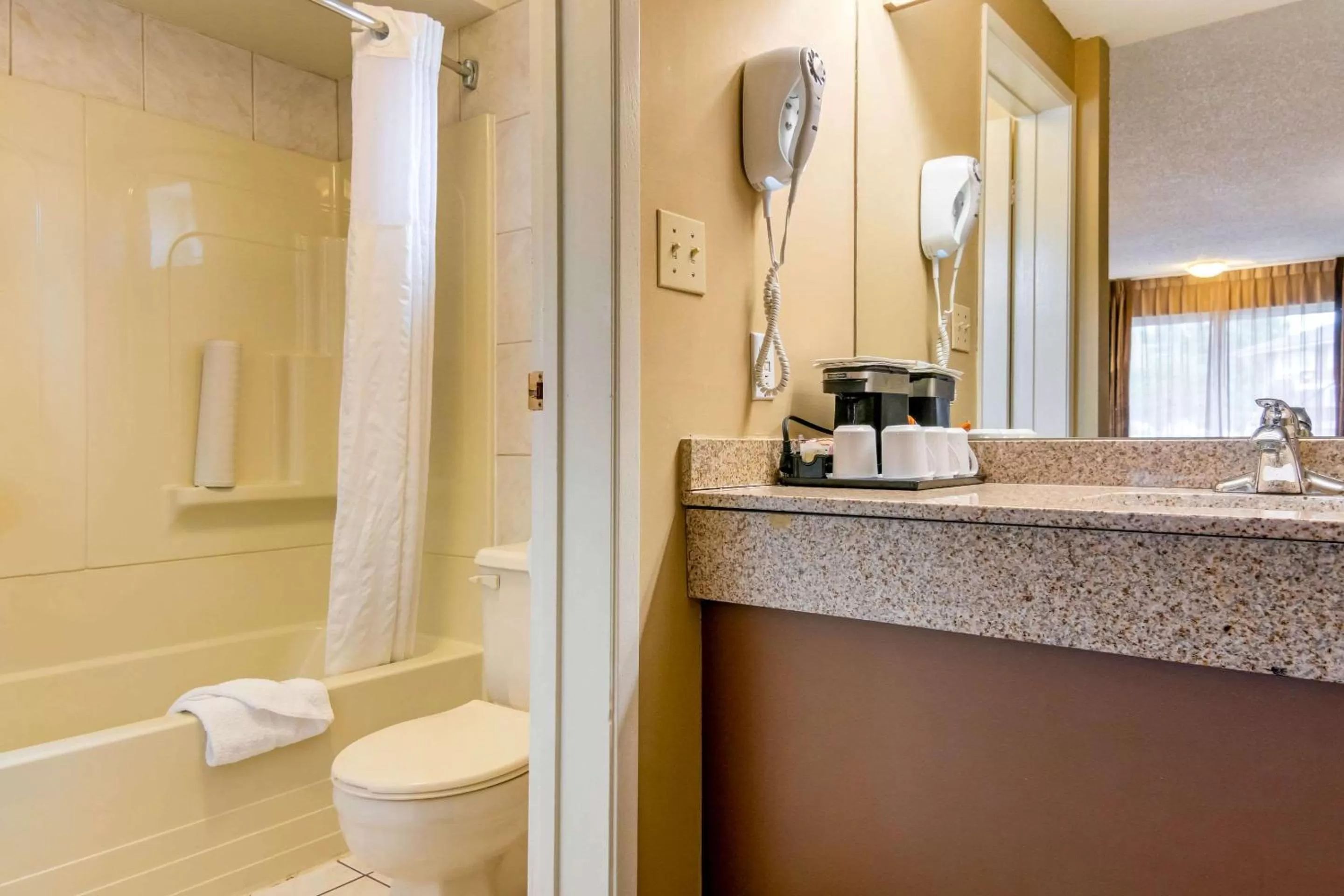 Bedroom in Econo Lodge Inn & Suites