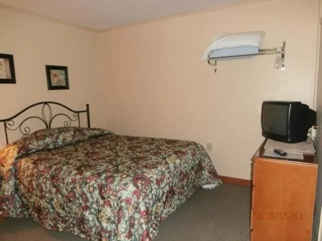 Queen Room with Two Queen Beds - River View in Riverbend Lodging