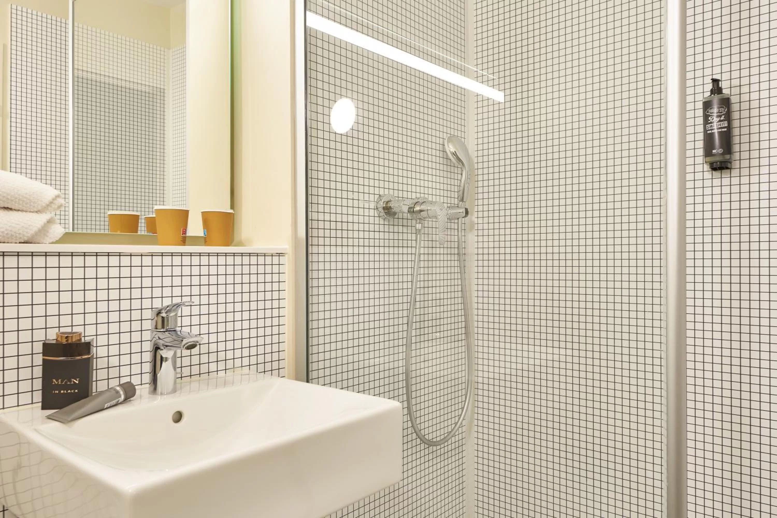 Shower in ibis budget Paris Porte d'Aubervilliers