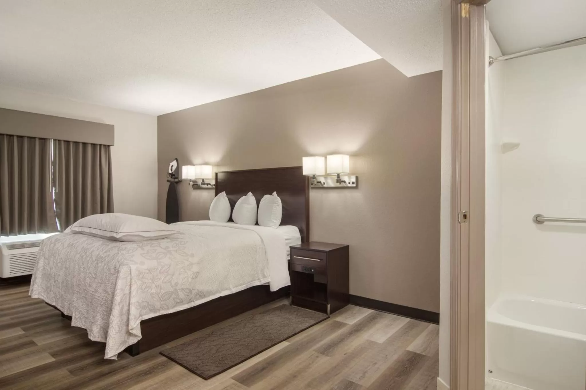 Photo of the whole room, Bed in Red Roof Inn PLUS & Suites Erie