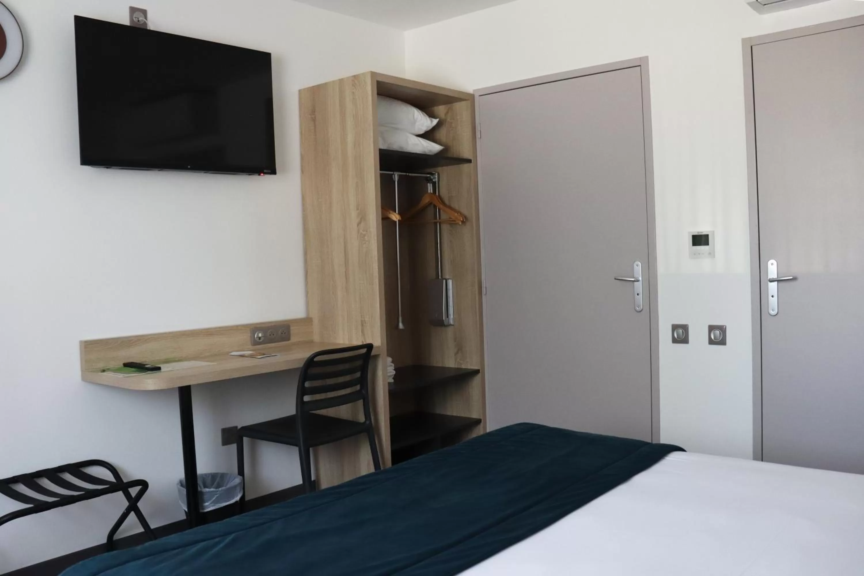 Bed in Hôtel Lémand Lyon Est - Villefontaine