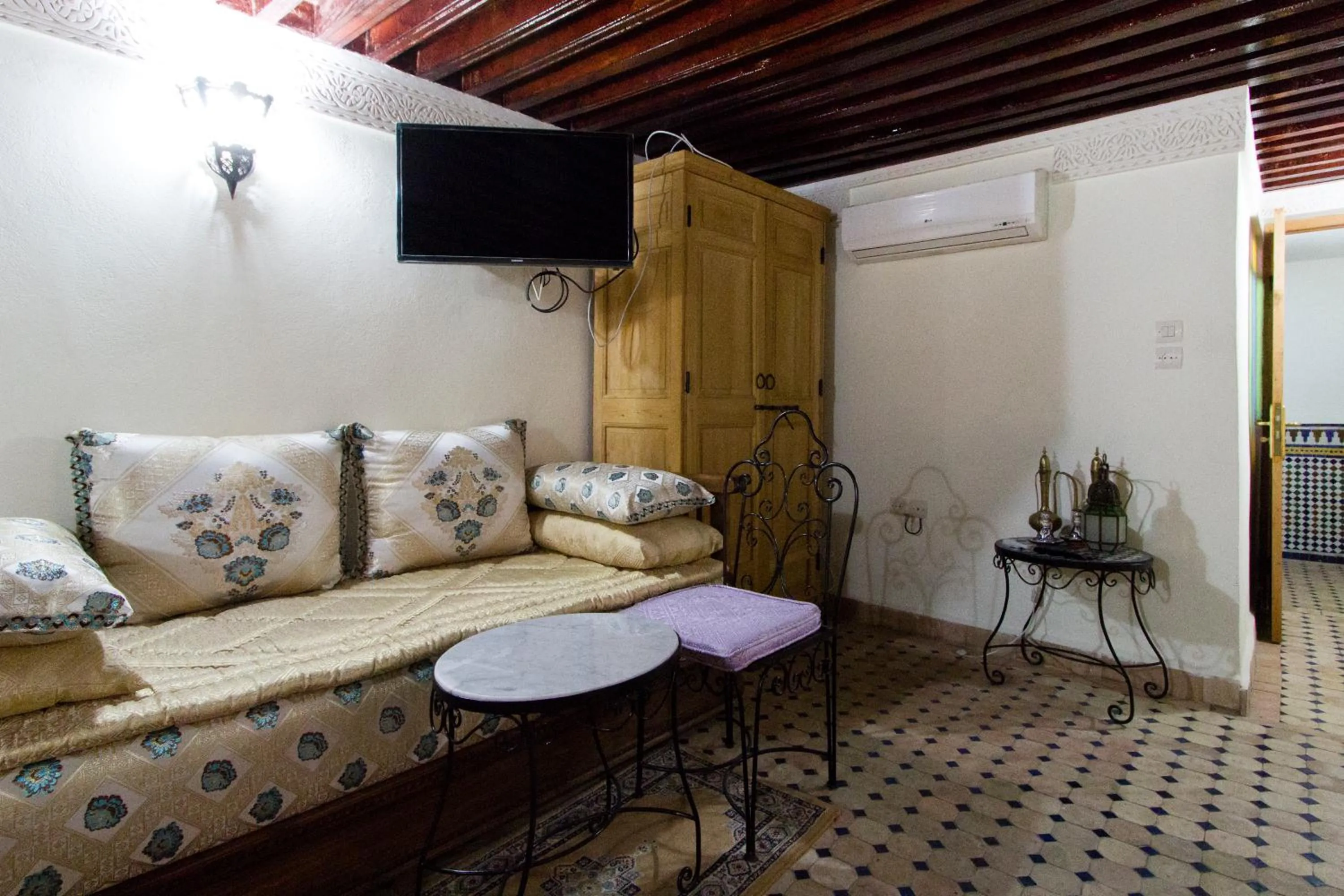 Photo of the whole room in Riad Taryana