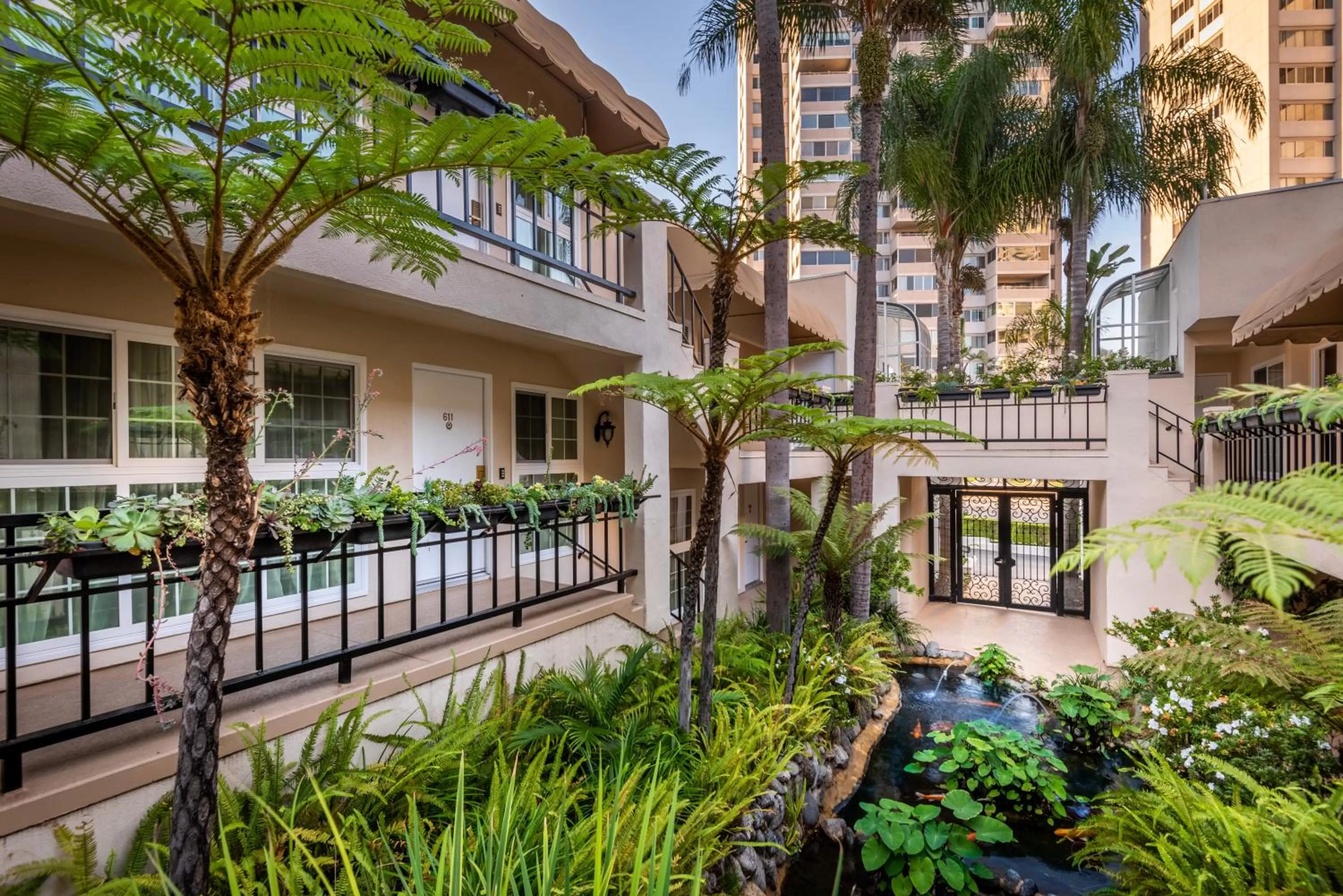 Garden in Beverly Hills Plaza Hotel & Spa
