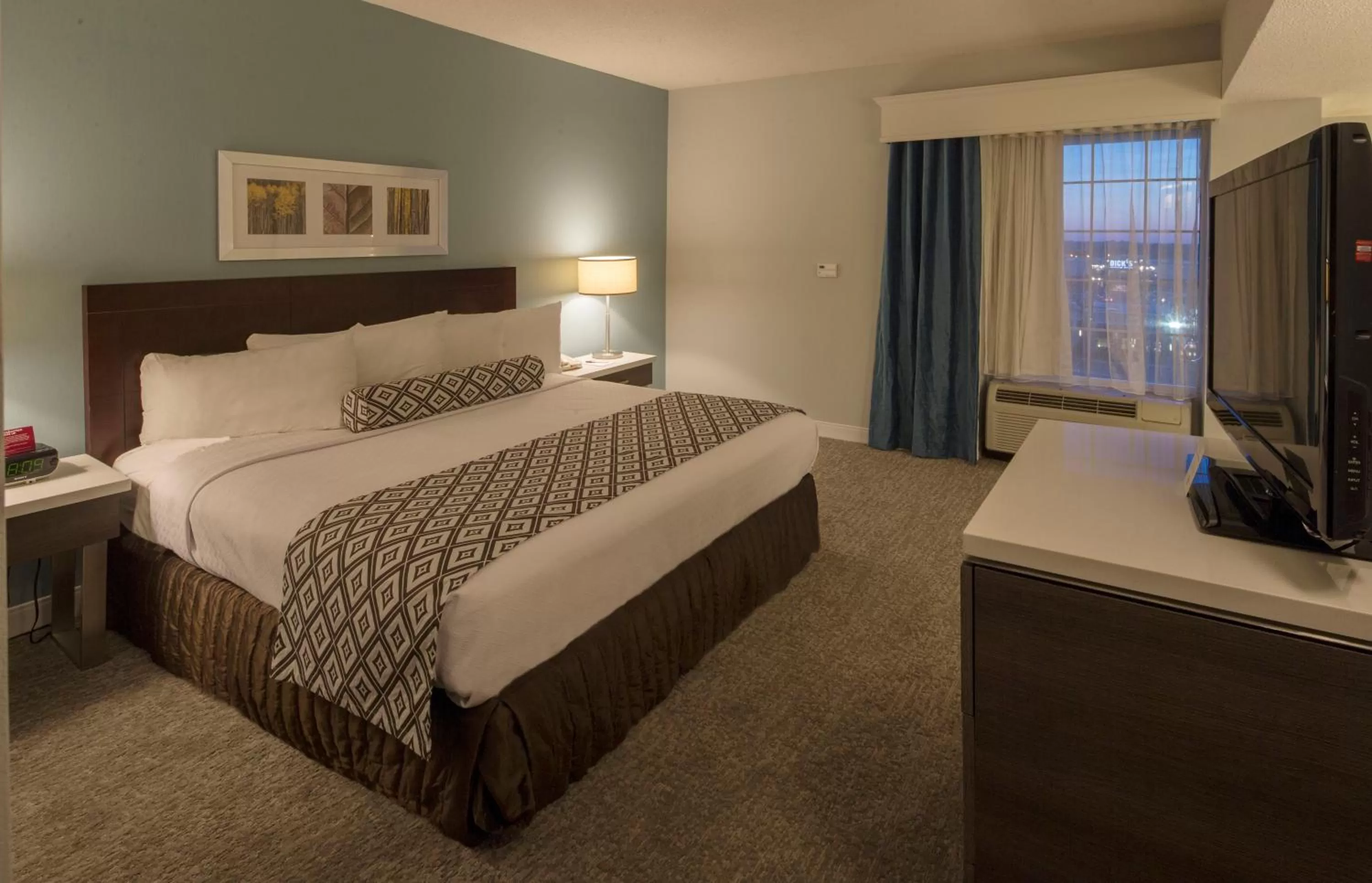 Photo of the whole room, Bed in Crowne Plaza Hotel and Suites Pittsburgh South by IHG
