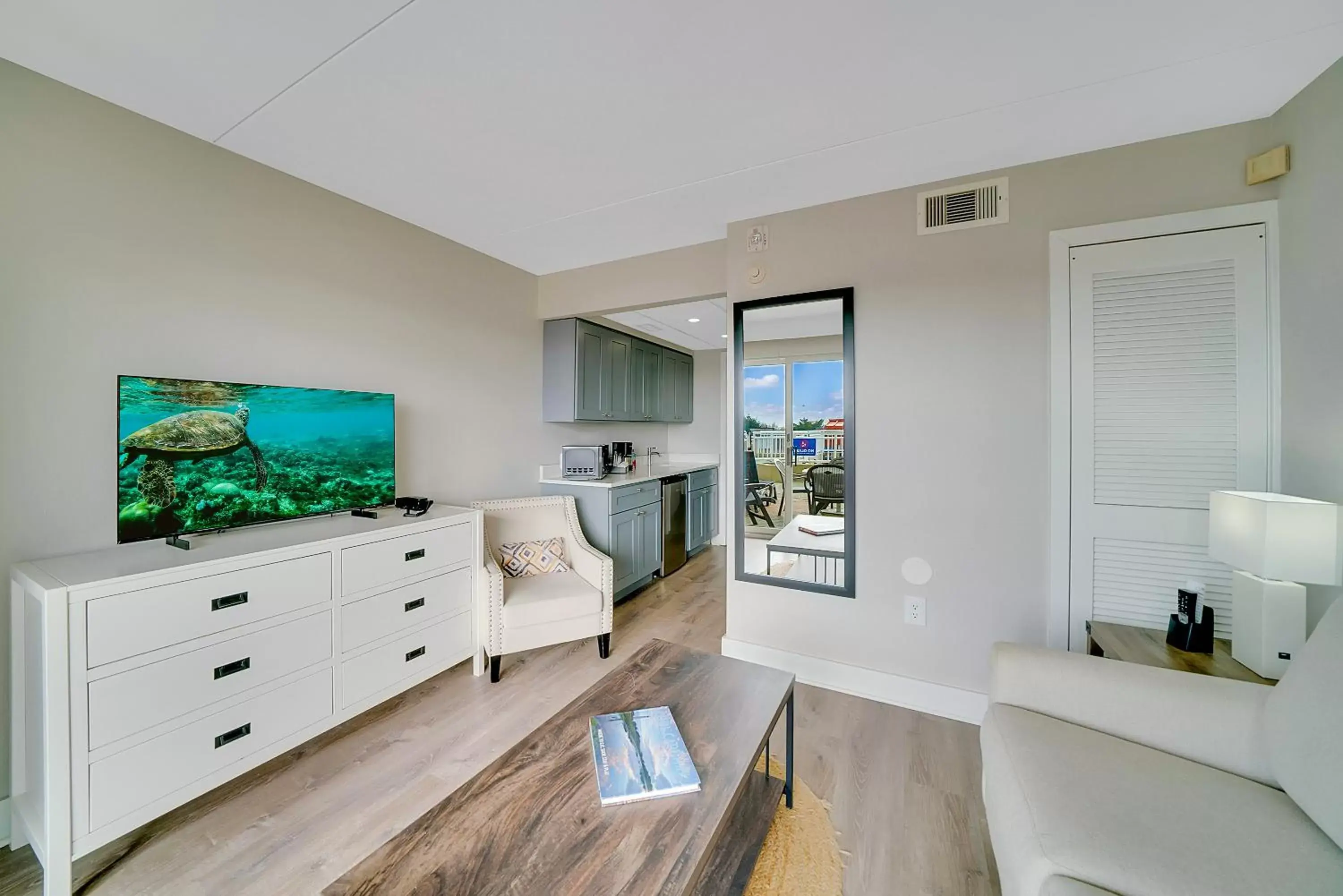 Deluxe Queen Suite with Kitchenette and Ocean View in Montreal Beach Resort Deluxe Queen Suite with Kitchenette and Ocean View in Montreal Beach Resort