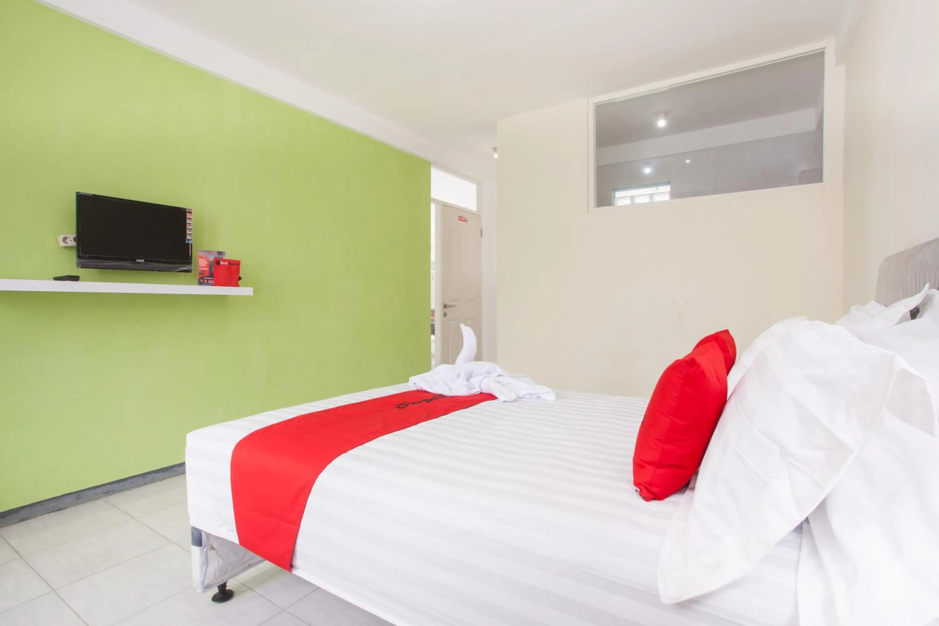 Bedroom, Bed in RedDoorz near Museum Angkut Batu 2