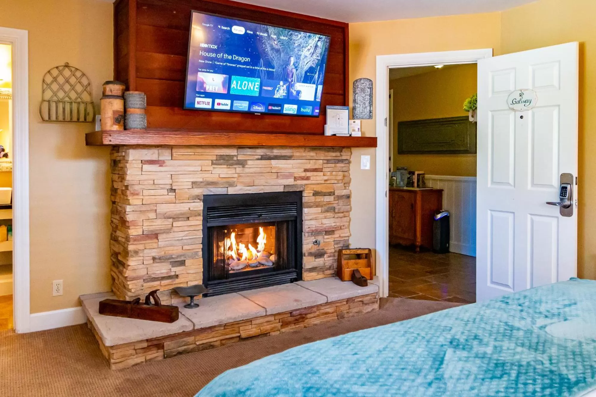 TV and multimedia, Bed in J Patrick Inn