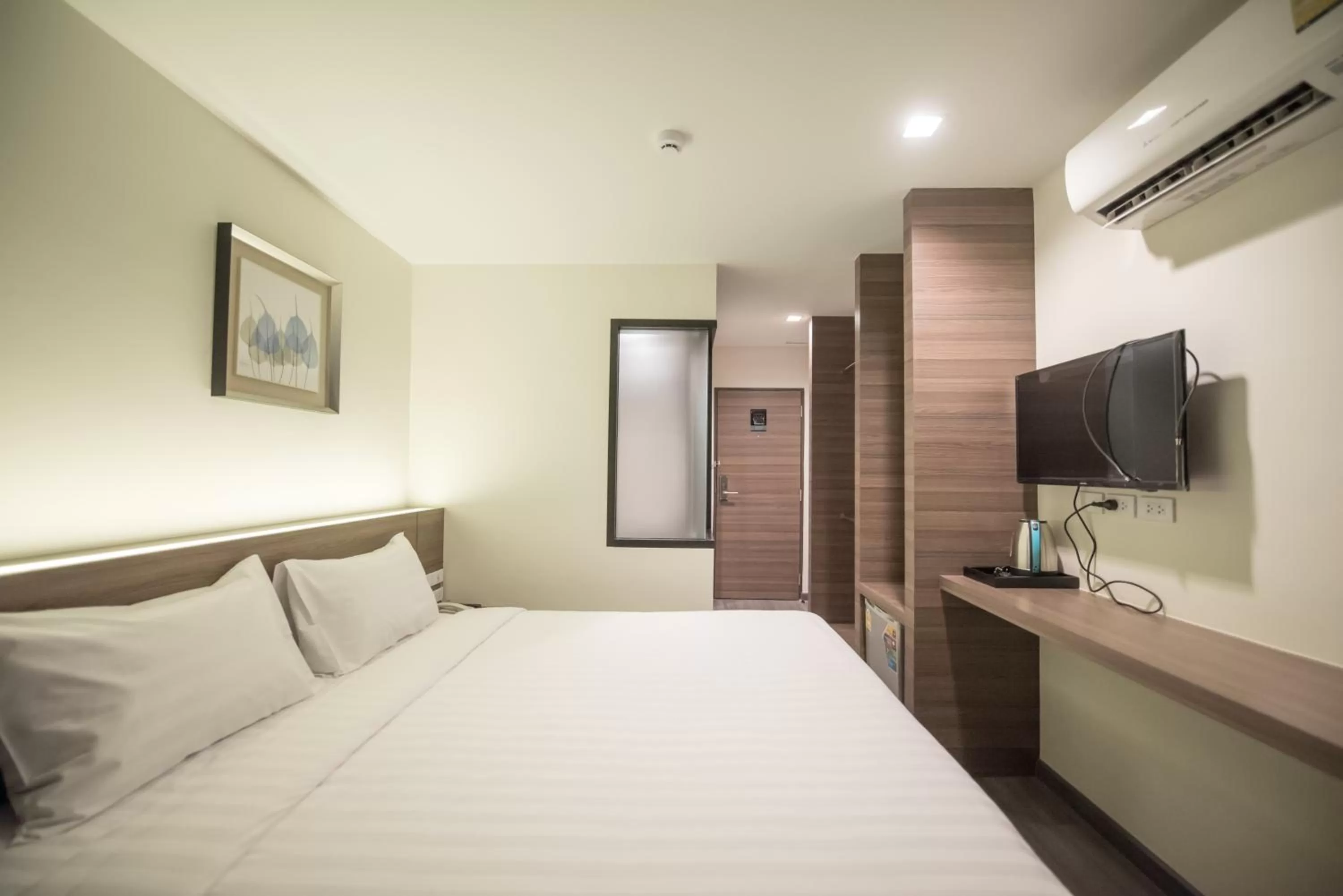 Photo of the whole room, Bed in Sovereign Group Hotel at Pratunam