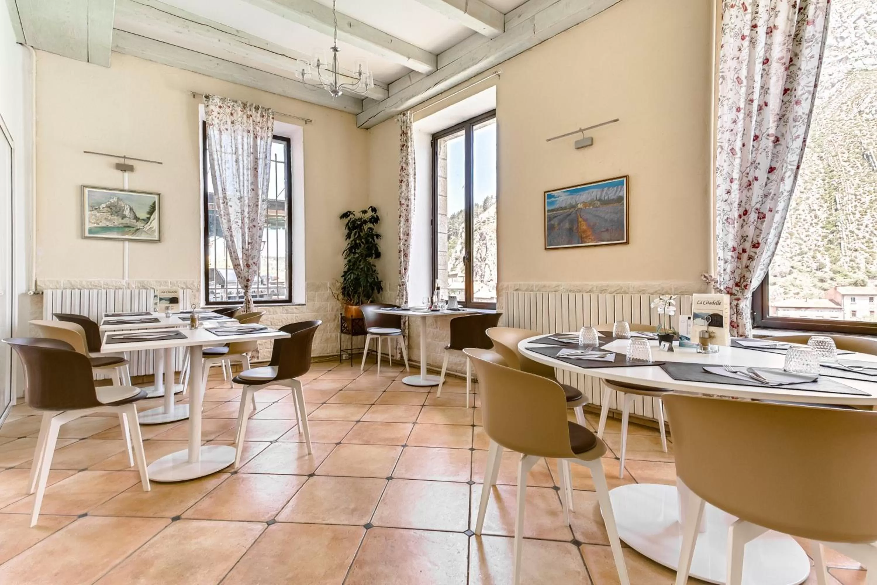 Restaurant/places to eat in Hôtel de la Citadelle