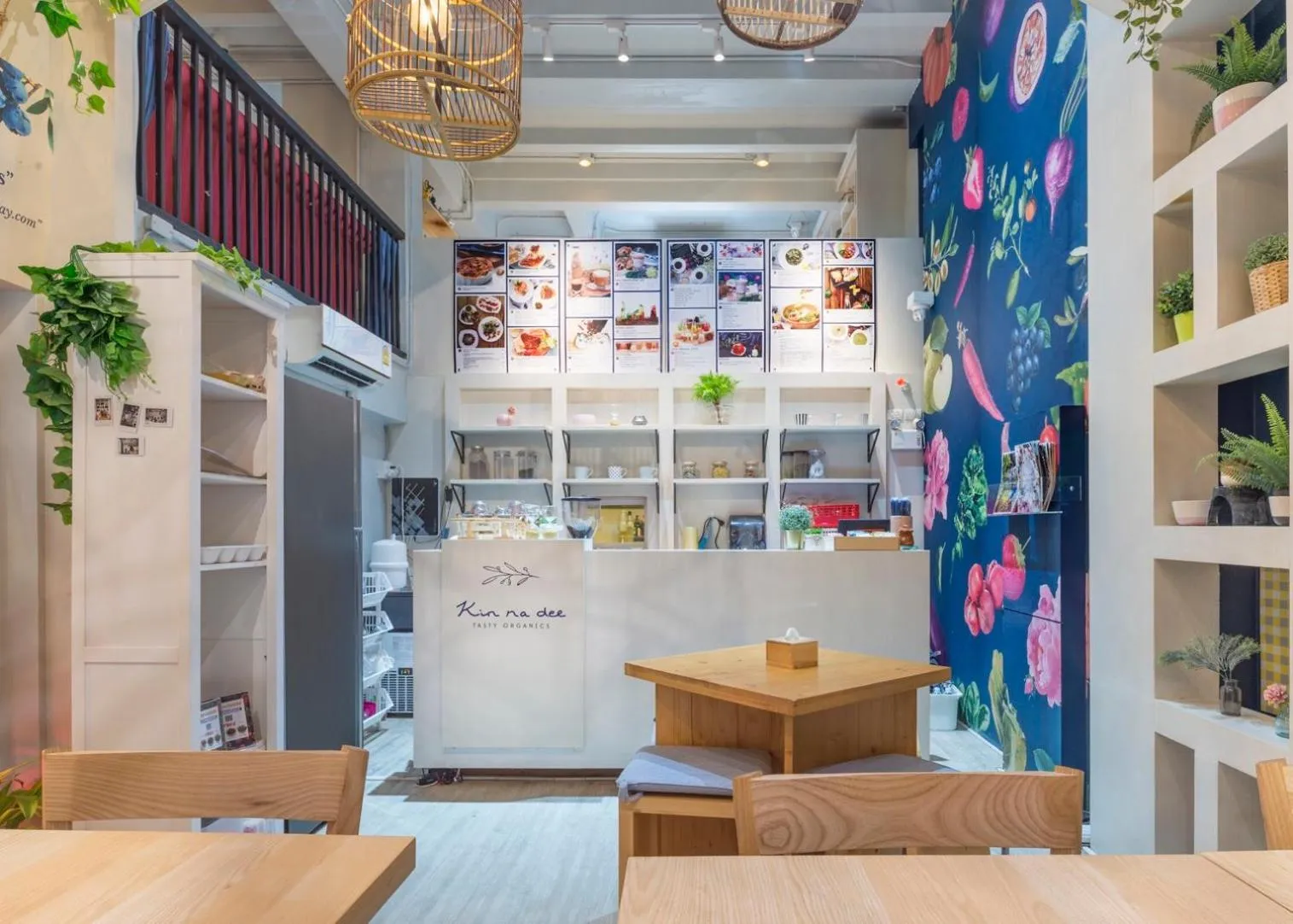 Kinnon Deluxe Hostel Coworking Cafe