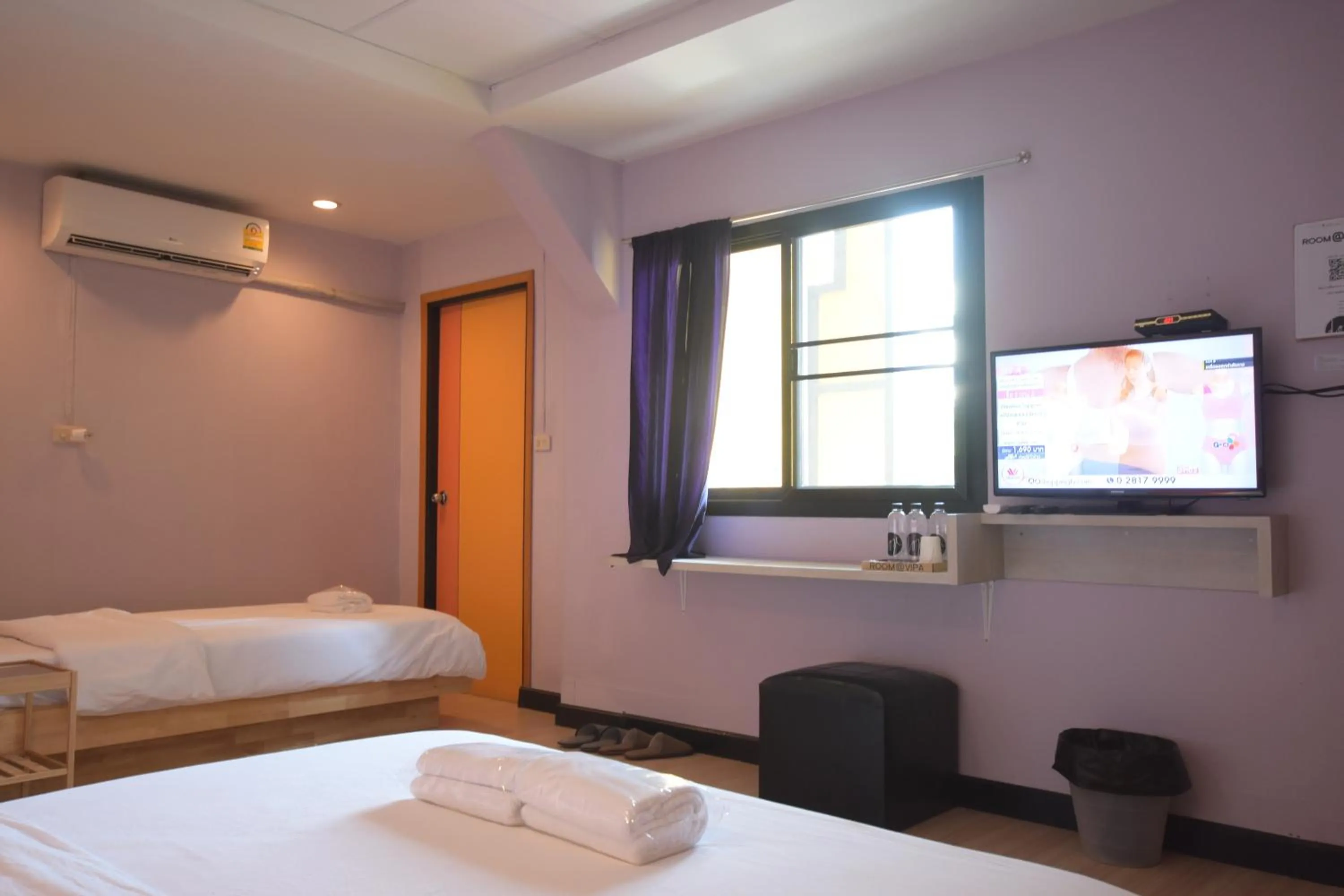 Photo of the whole room, Bed in Room@Vipa