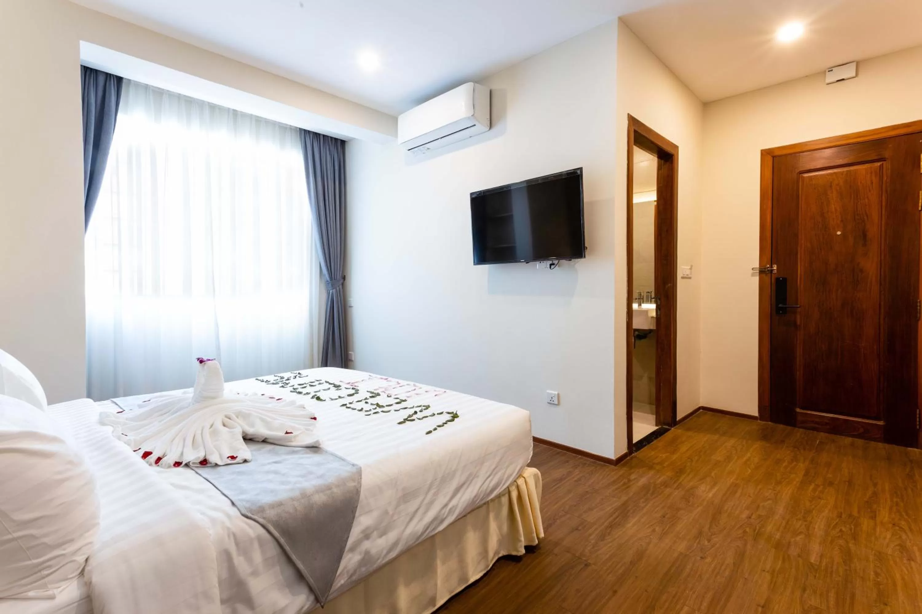 TV and multimedia, Bed in Joli Hotel