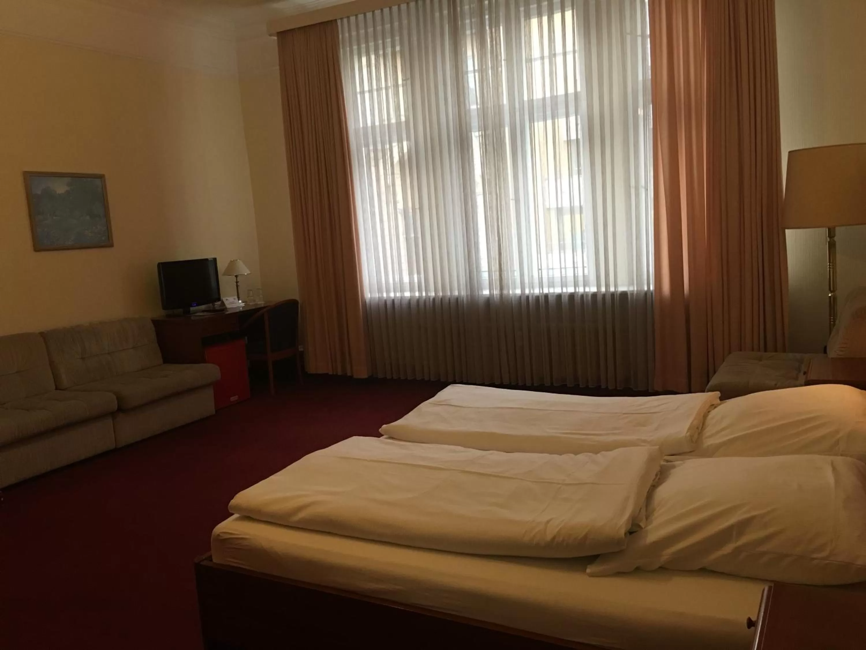 Double Room with Private External Bathroom in Kurfürst am Kurfürstendamm