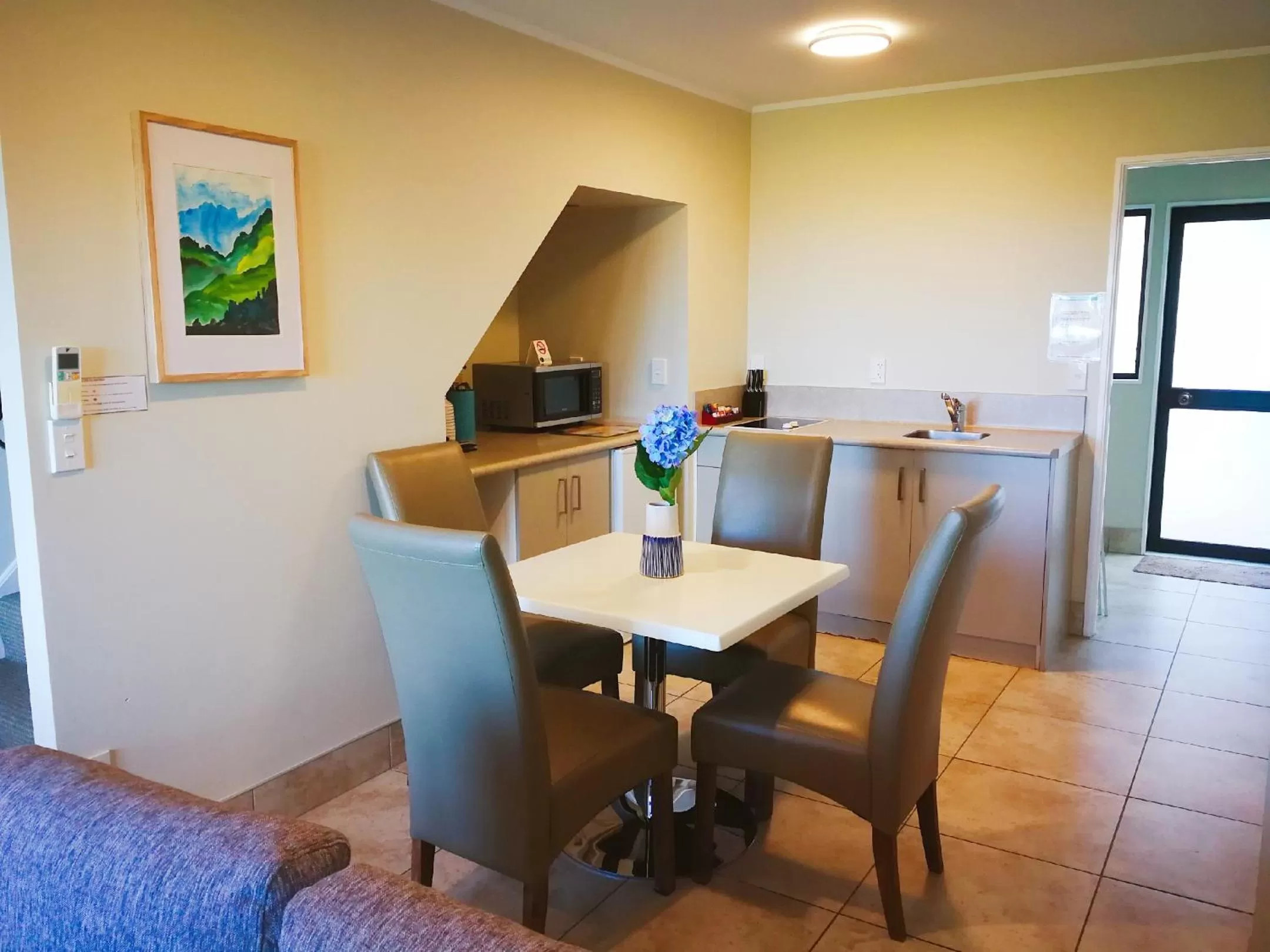 Kitchen or kitchenette in Le Chalet Suisse Motel Taupo