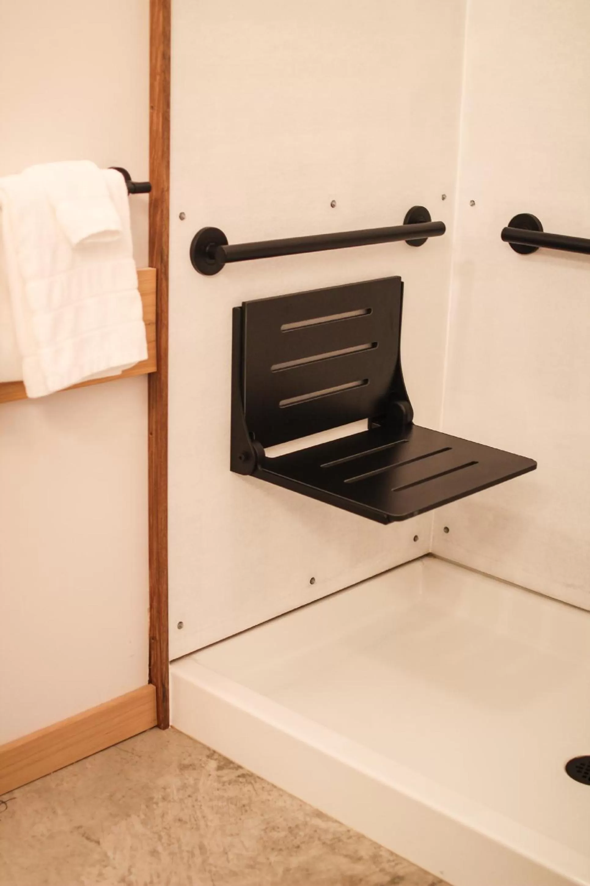 Shower in Bowline Hotel