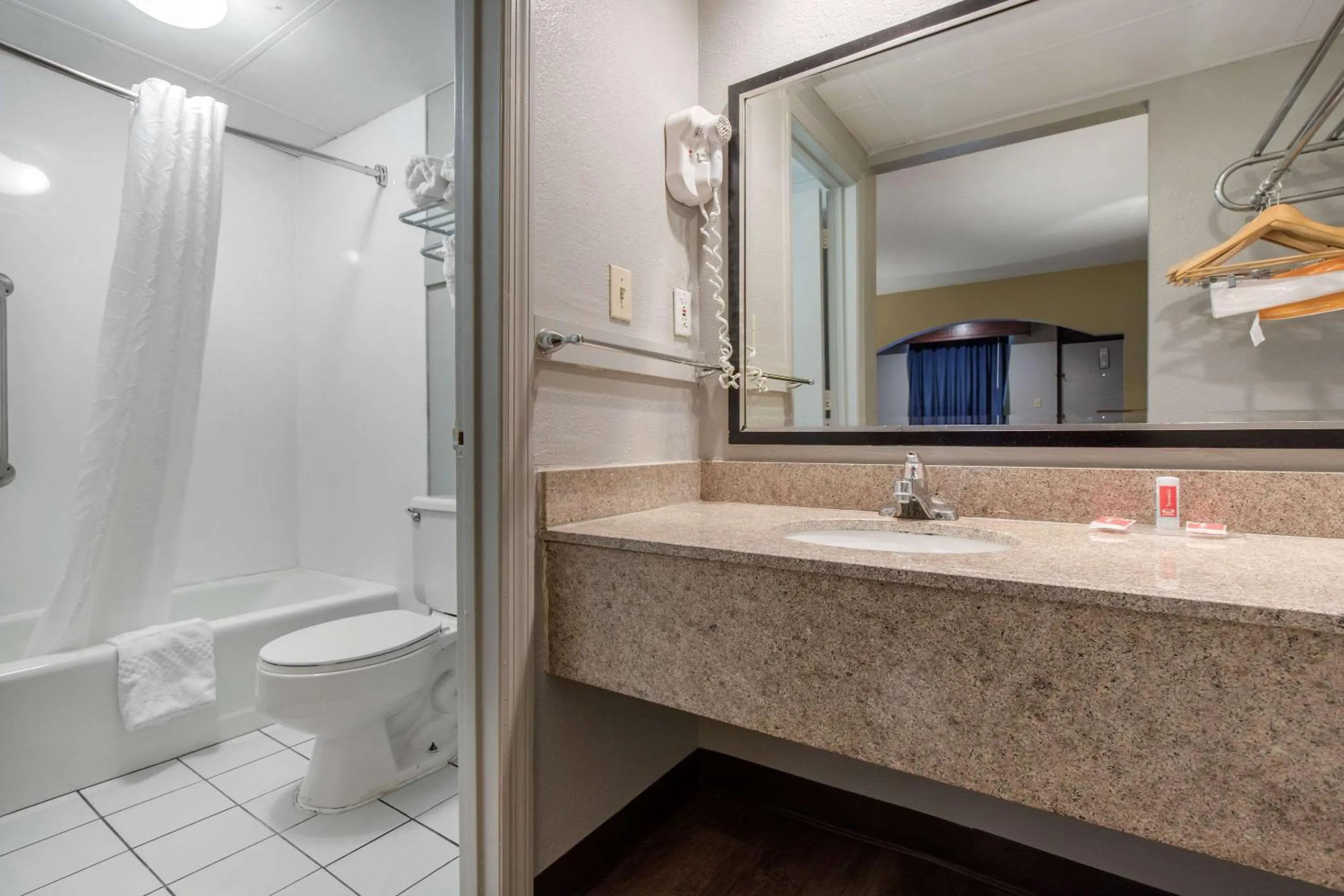 Photo of the whole room in Econo Lodge Aiken Central