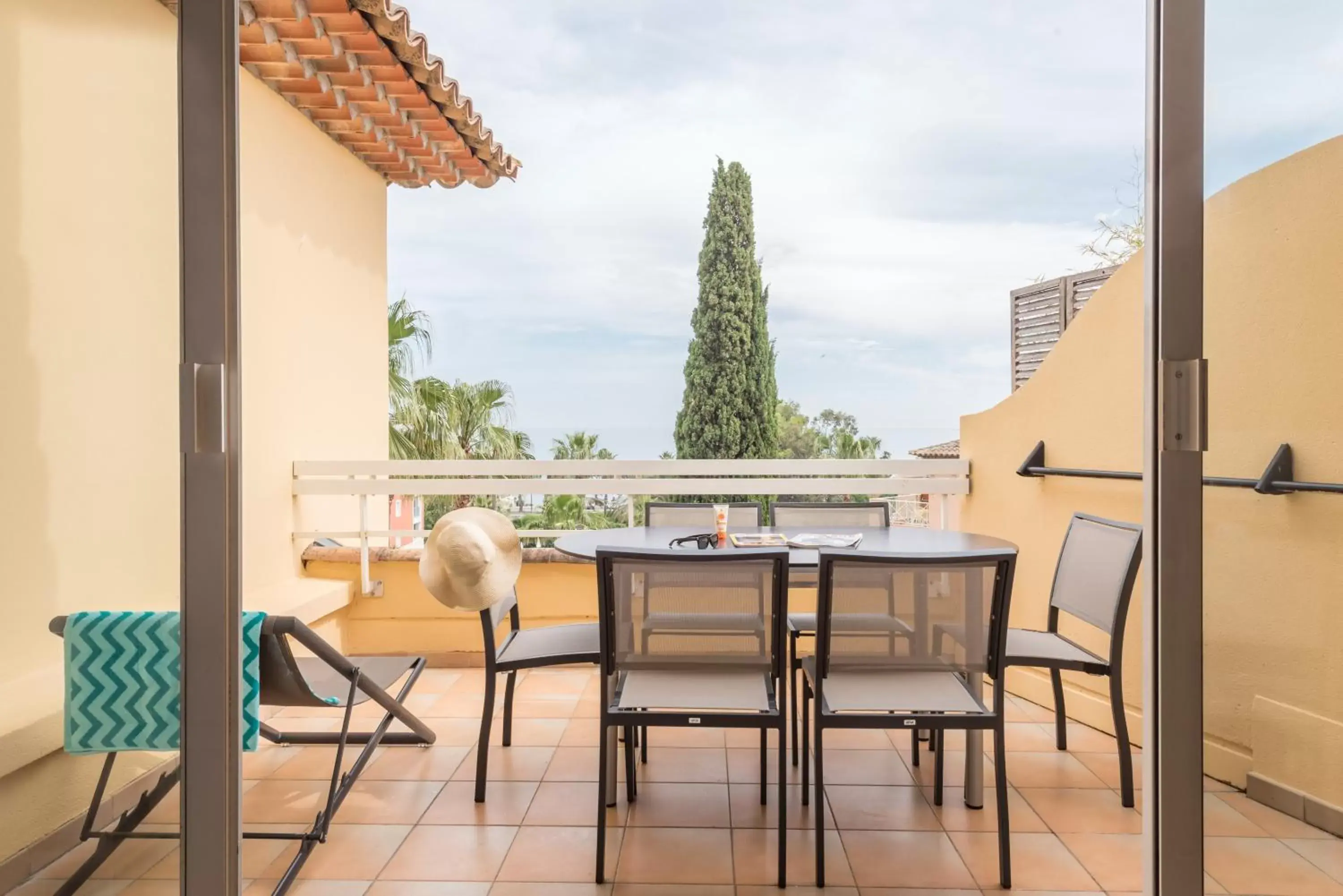 One-Bedroom Apartment with Sleeping Alcove, Air Conditioning and Terrace or Balcony (6 People) - Sea View in Pierre & Vacances Residence Les Rivages des Issambres One-Bedroom Apartment with Sleeping Alcove, Air Conditioning and Terrace or Balcony (6 People) - Sea View in Pierre & Vacances Residence Les Rivages des Issambres