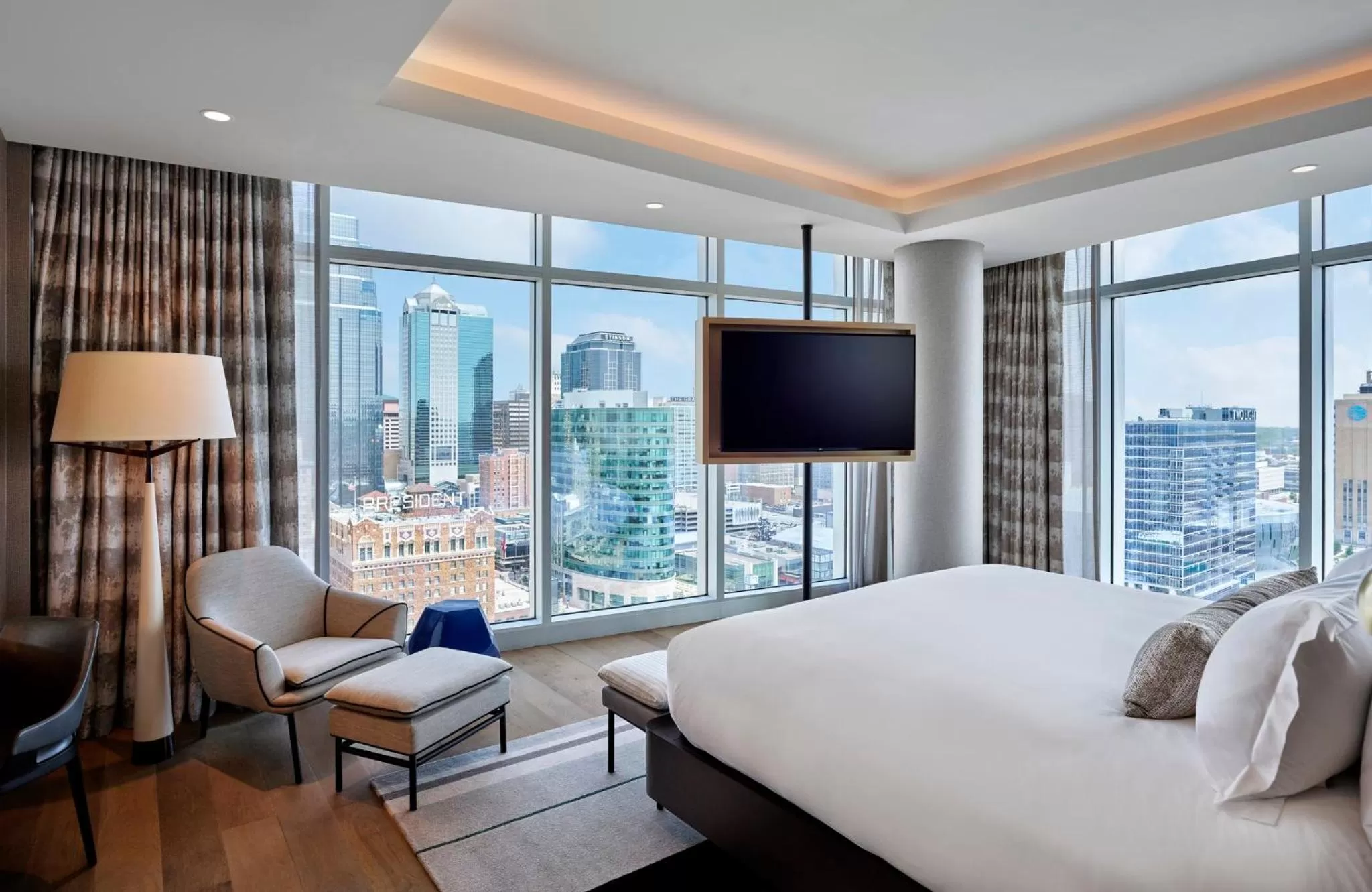 Photo of the whole room, Bed in Loews Kansas City