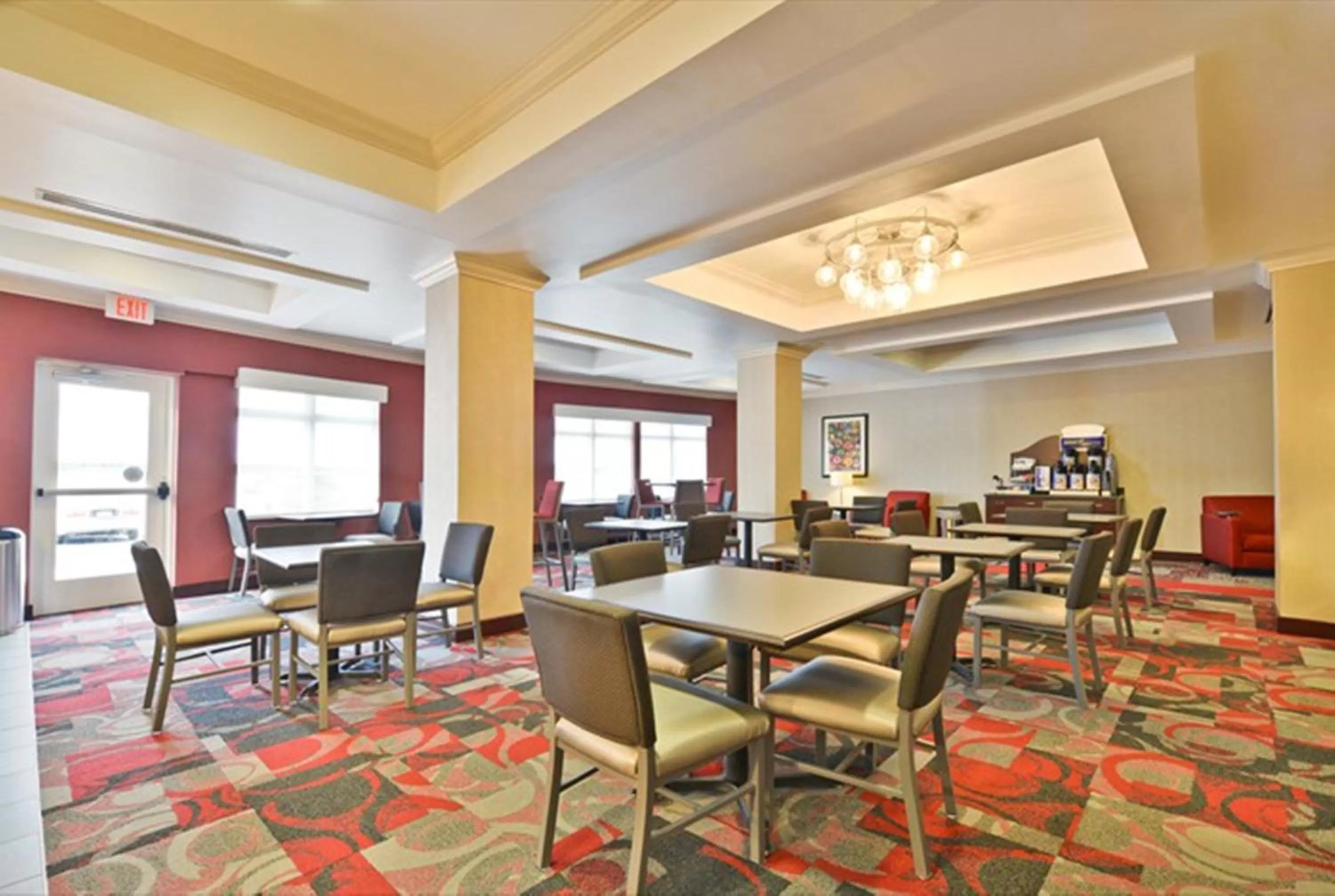 Breakfast in Holiday Inn Express & Suites Utica by IHG