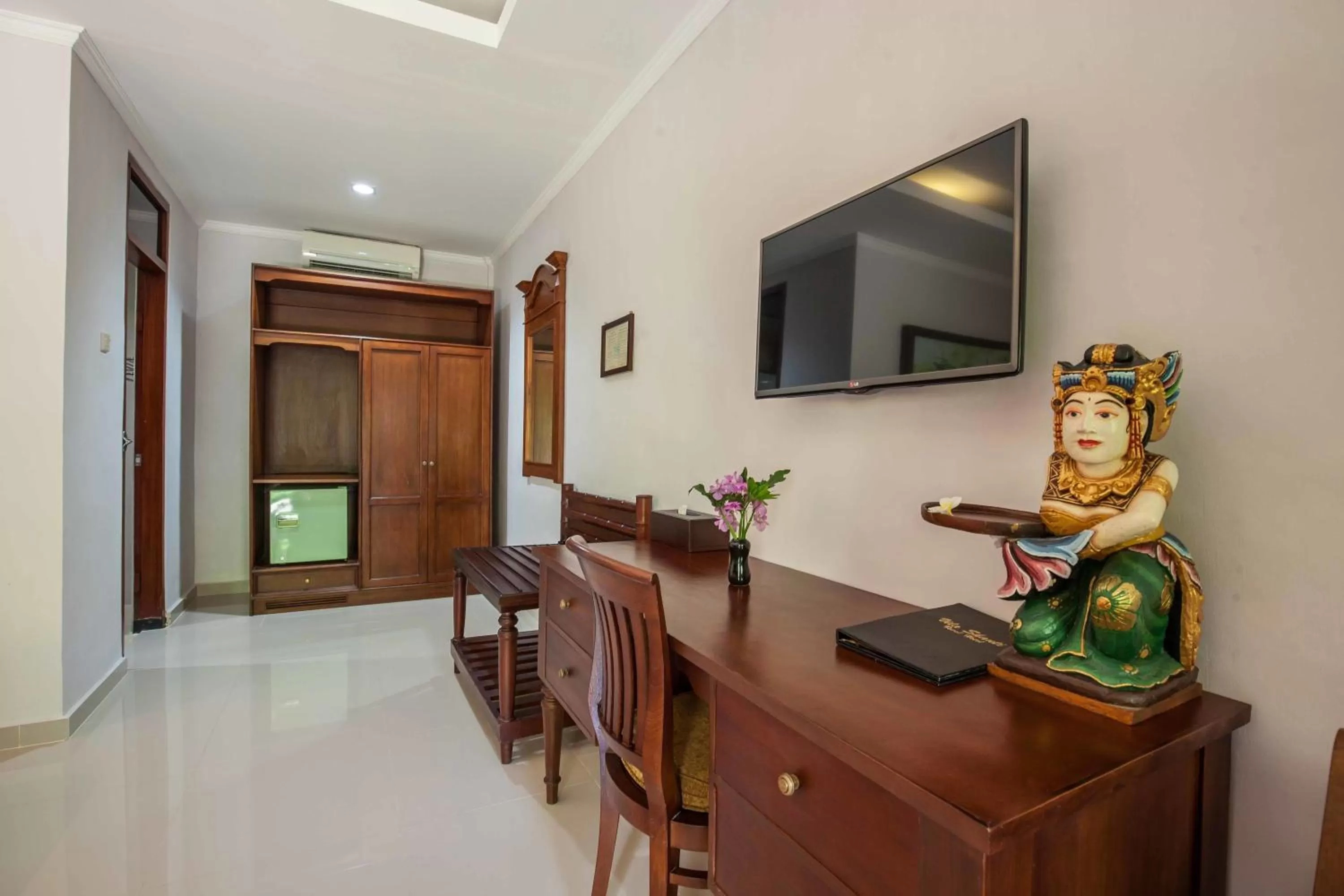 TV and multimedia in Vila Shanti Beach Front Hotel Sanur