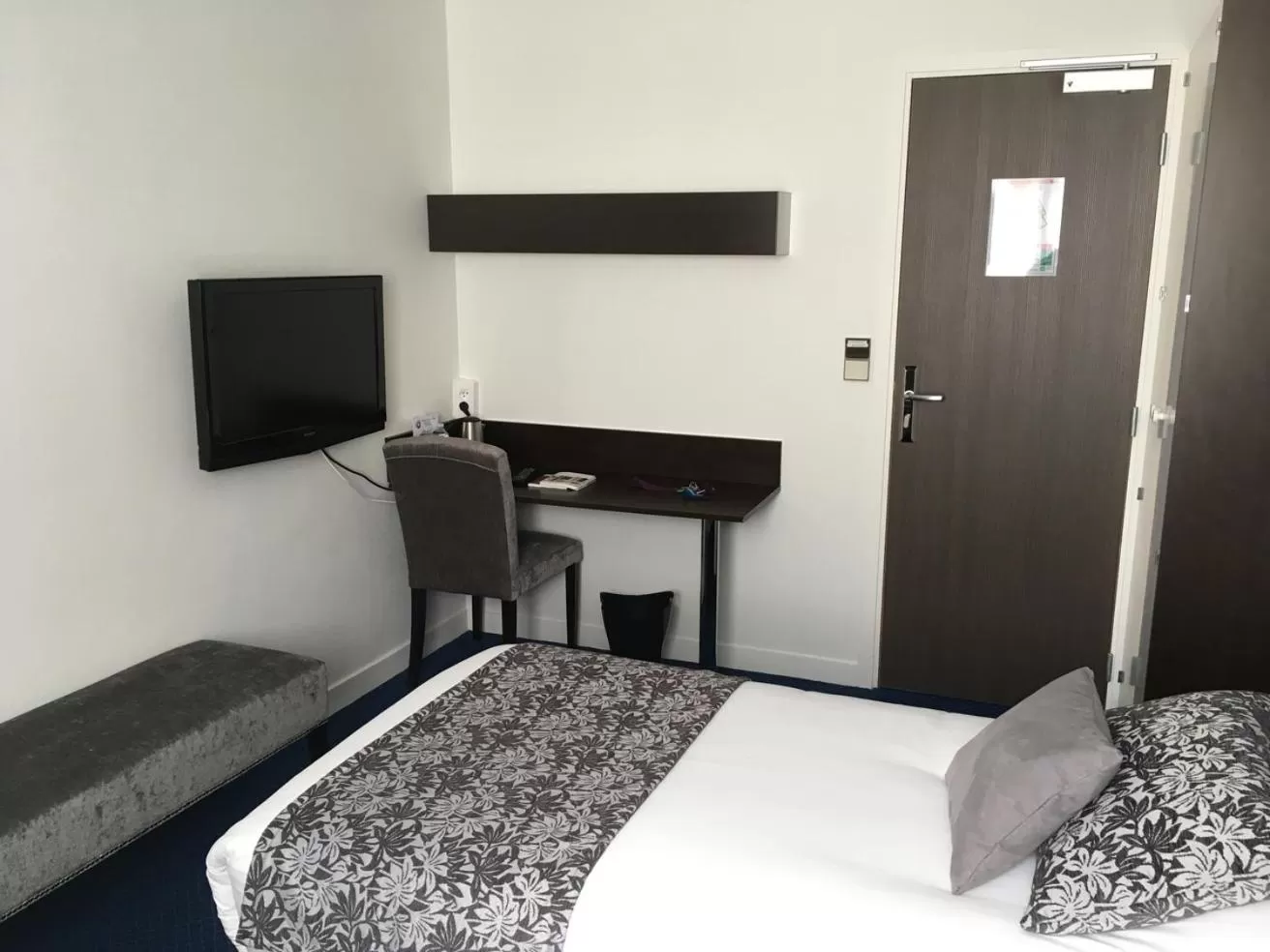 Photo of the whole room, Bed in The Originals City, Hôtel du Château, Pontivy